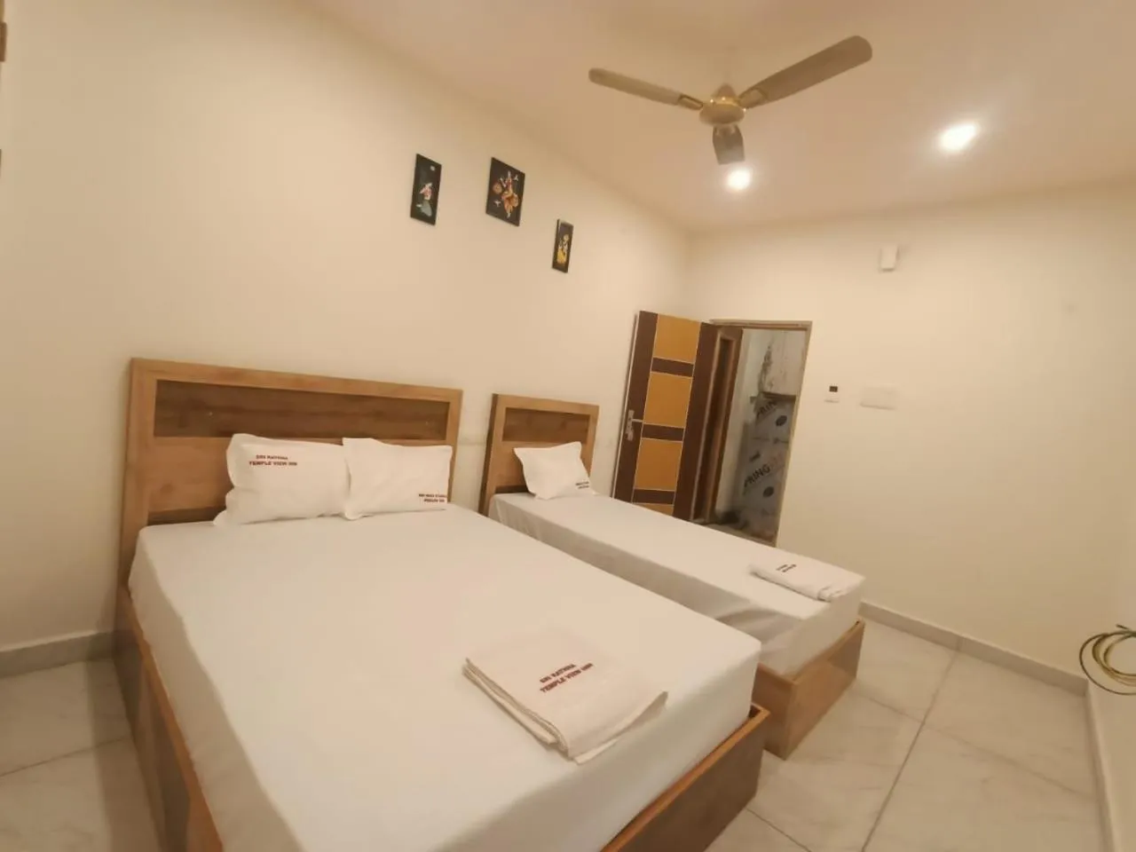 Bed in Srirathna Temple View Inn