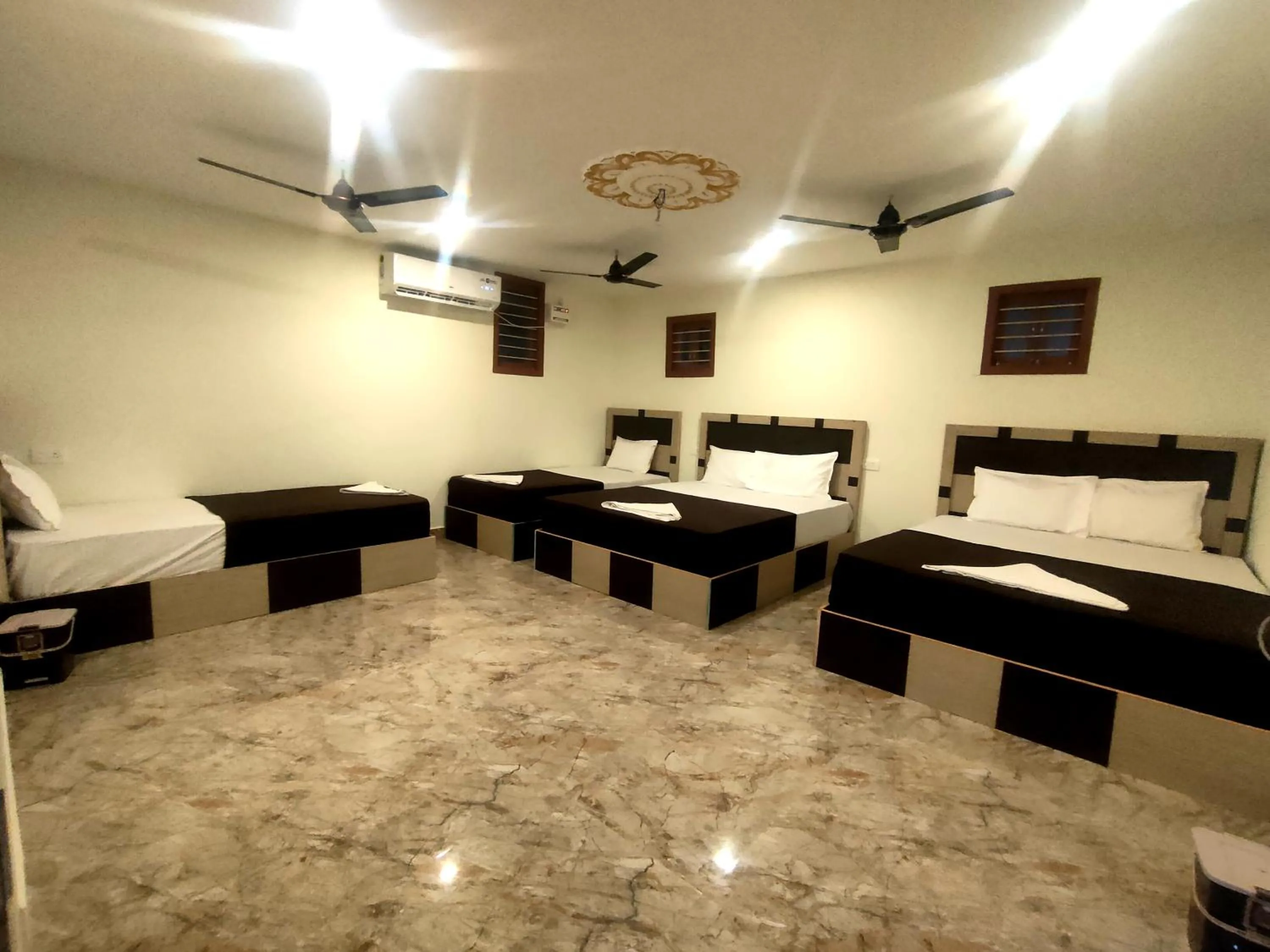 Bed in Srirathna Temple View Inn