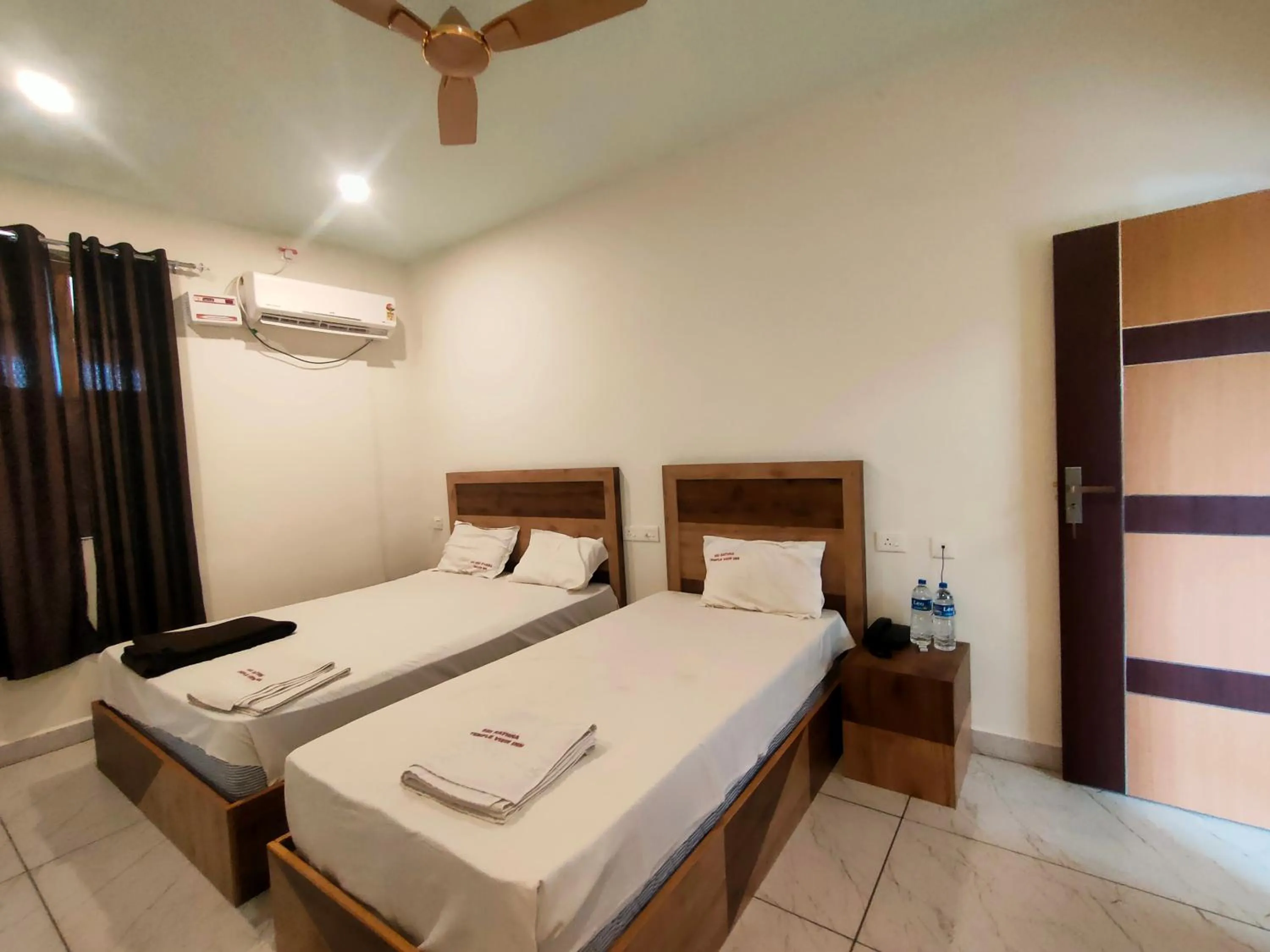 Bed in Srirathna Temple View Inn