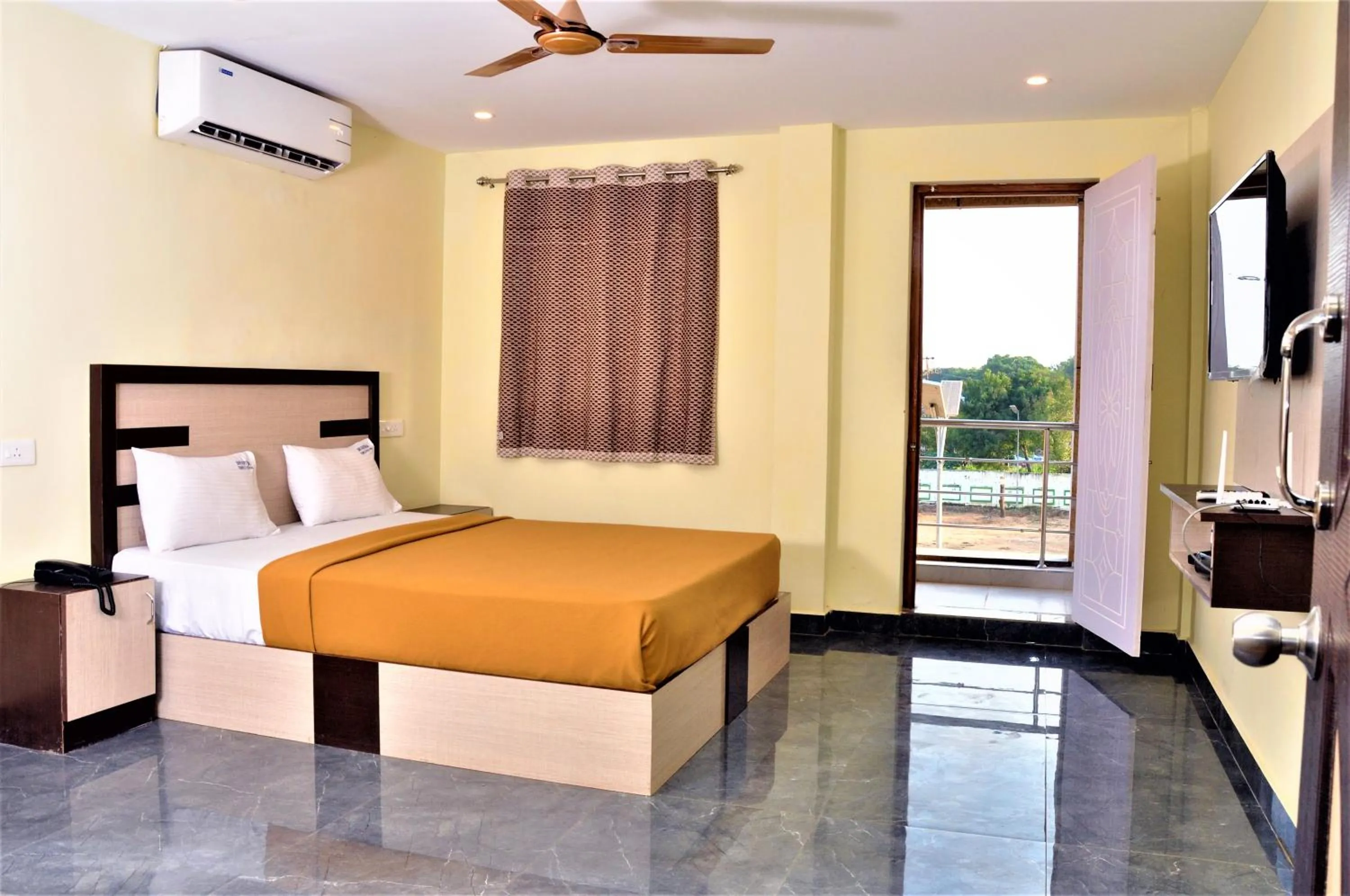 Bed in Srirathna Temple View Inn