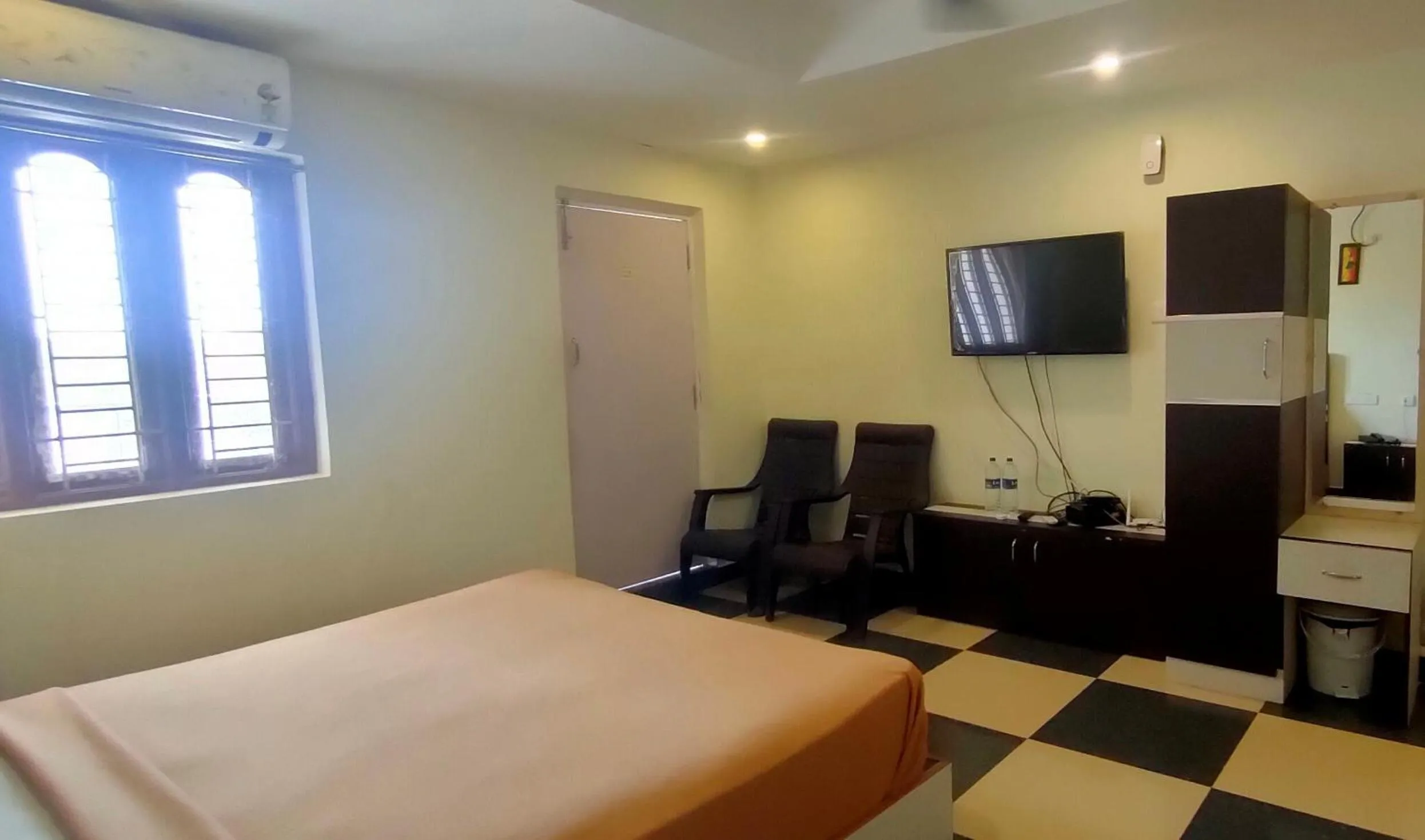 Bed in Srirathna Temple View Inn