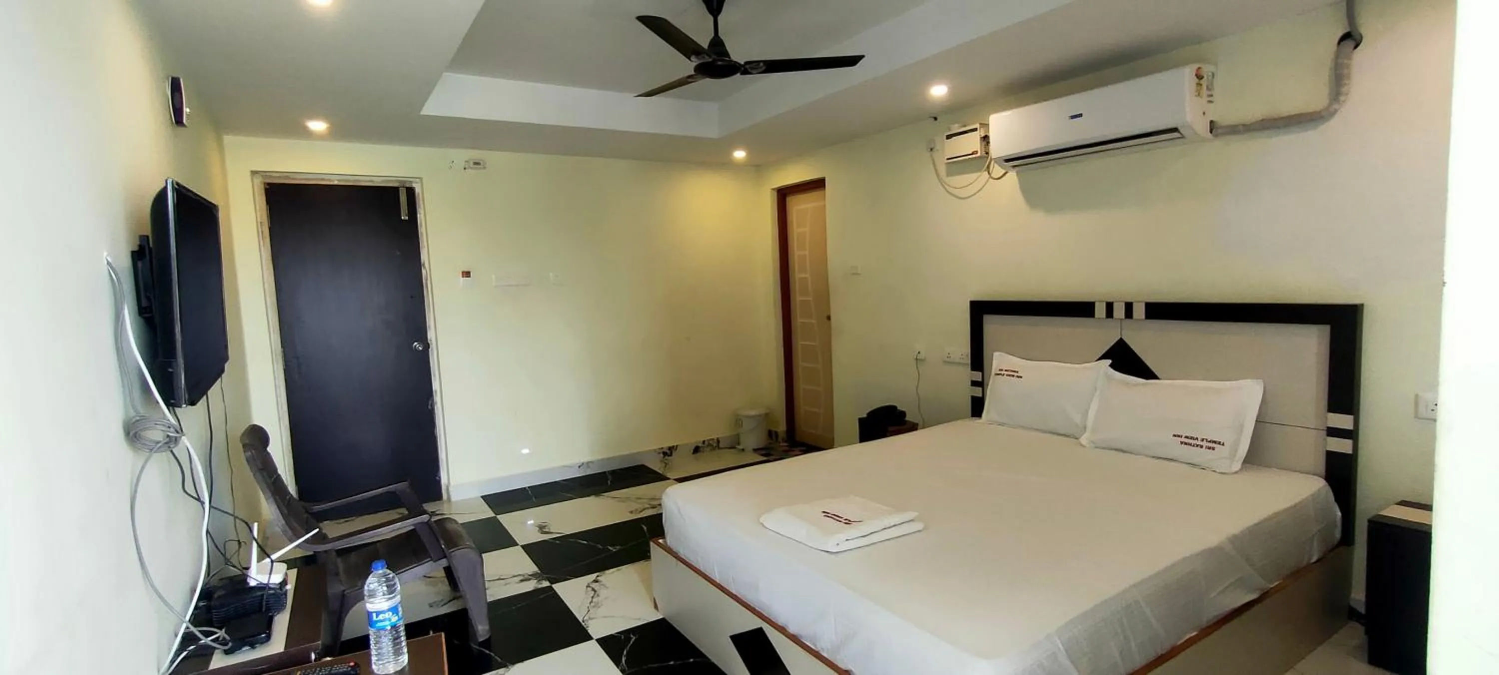 Bed in Srirathna Temple View Inn