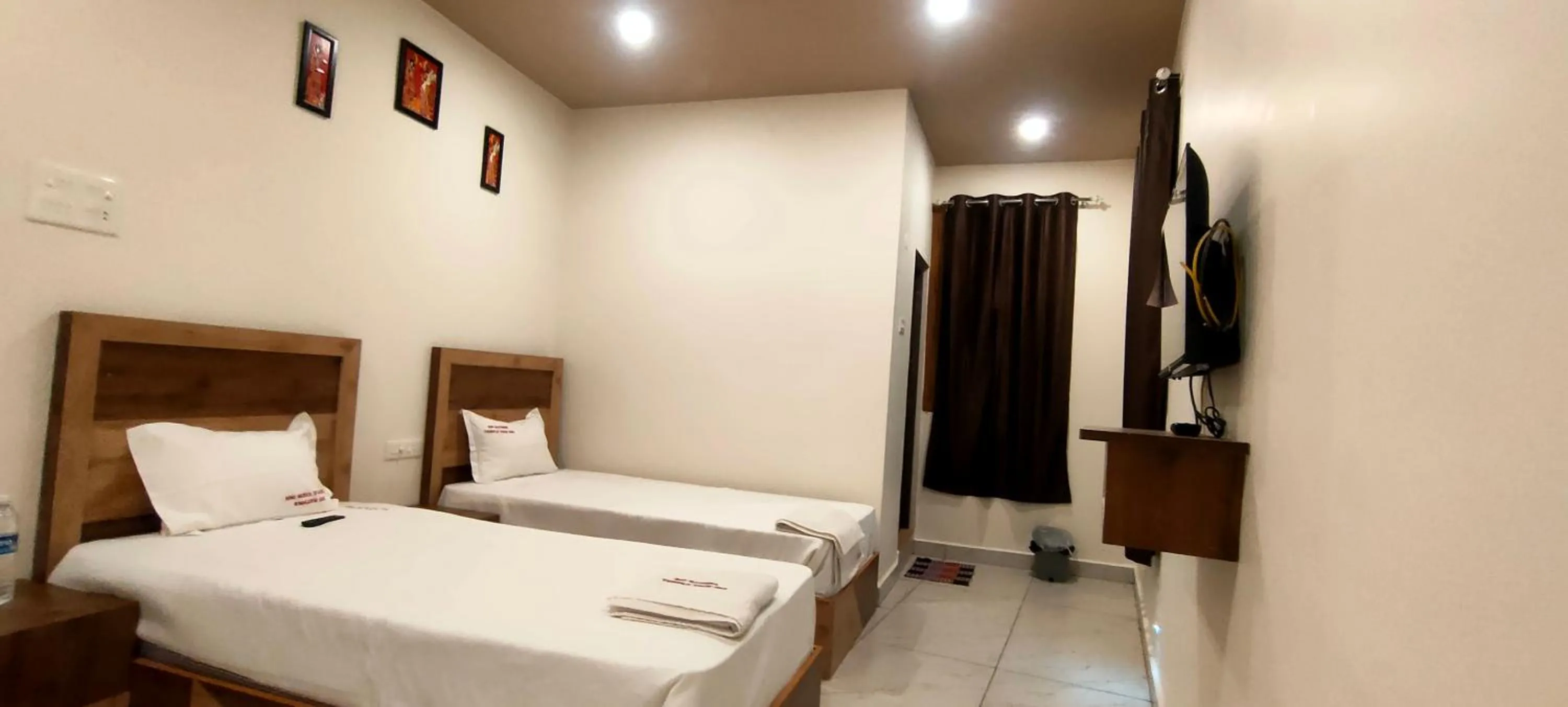 Bed in Srirathna Temple View Inn