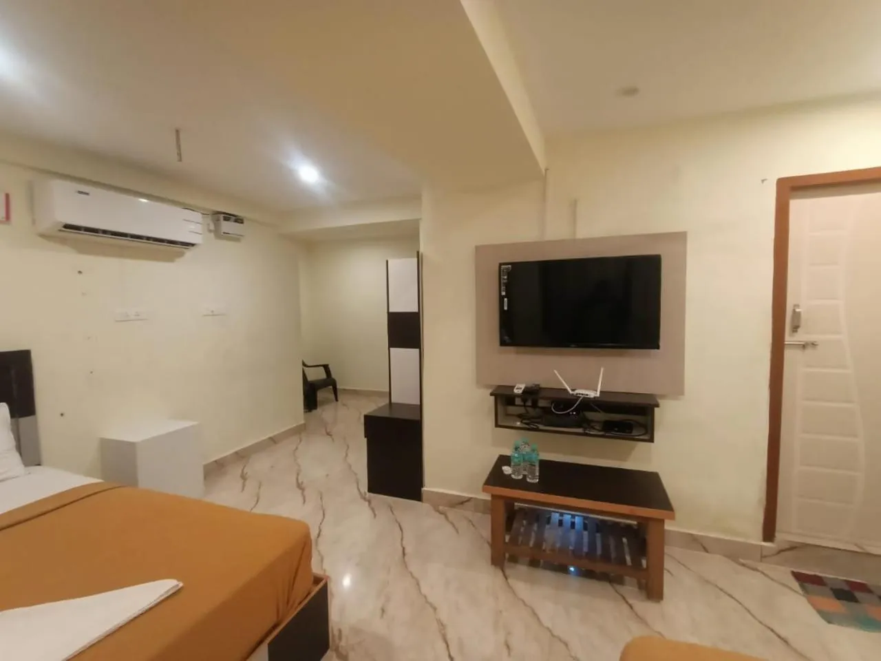 Bed in Srirathna Temple View Inn