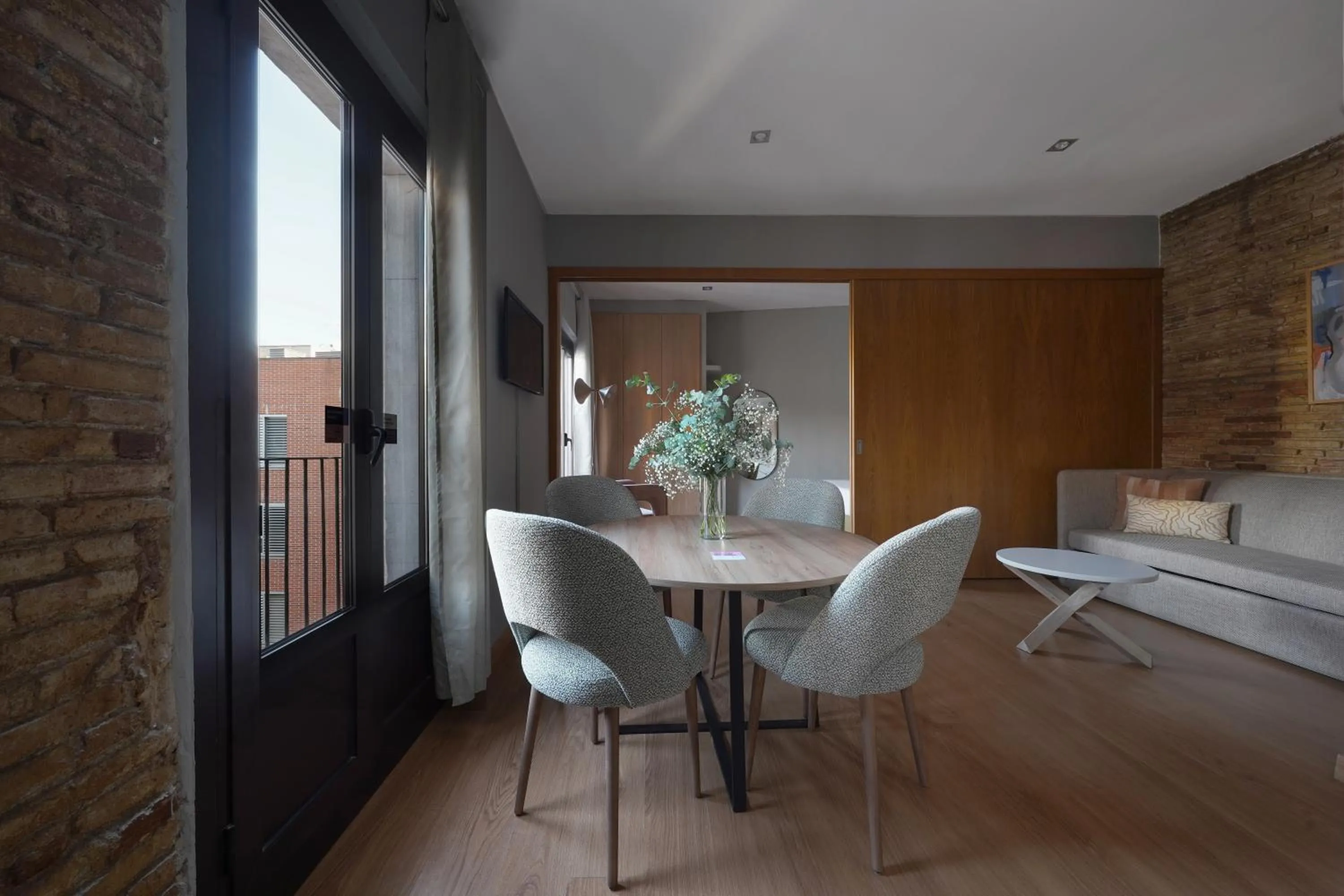 Dining area in Numa Barcelona Lustre