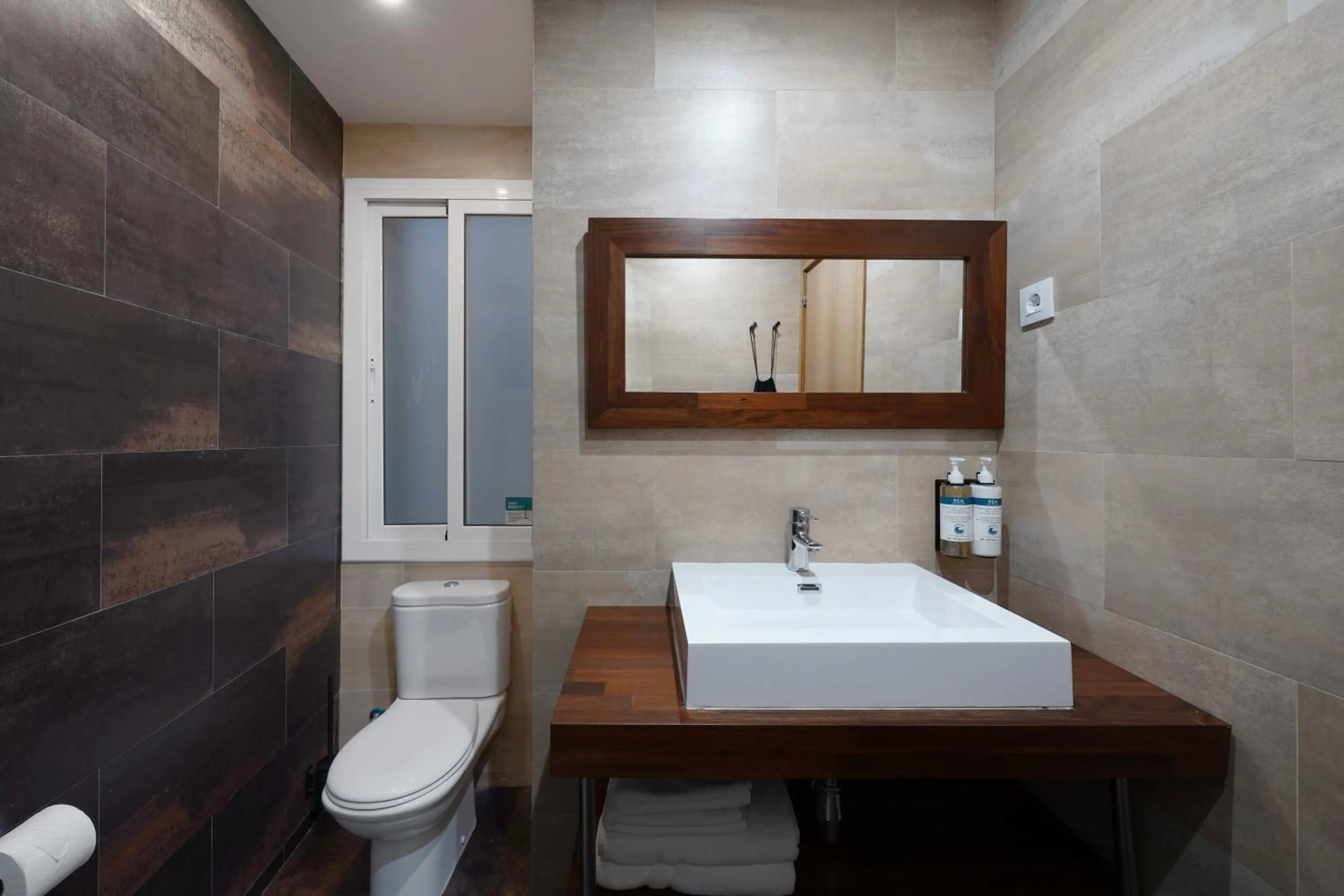 Bathroom in Numa Barcelona Lustre