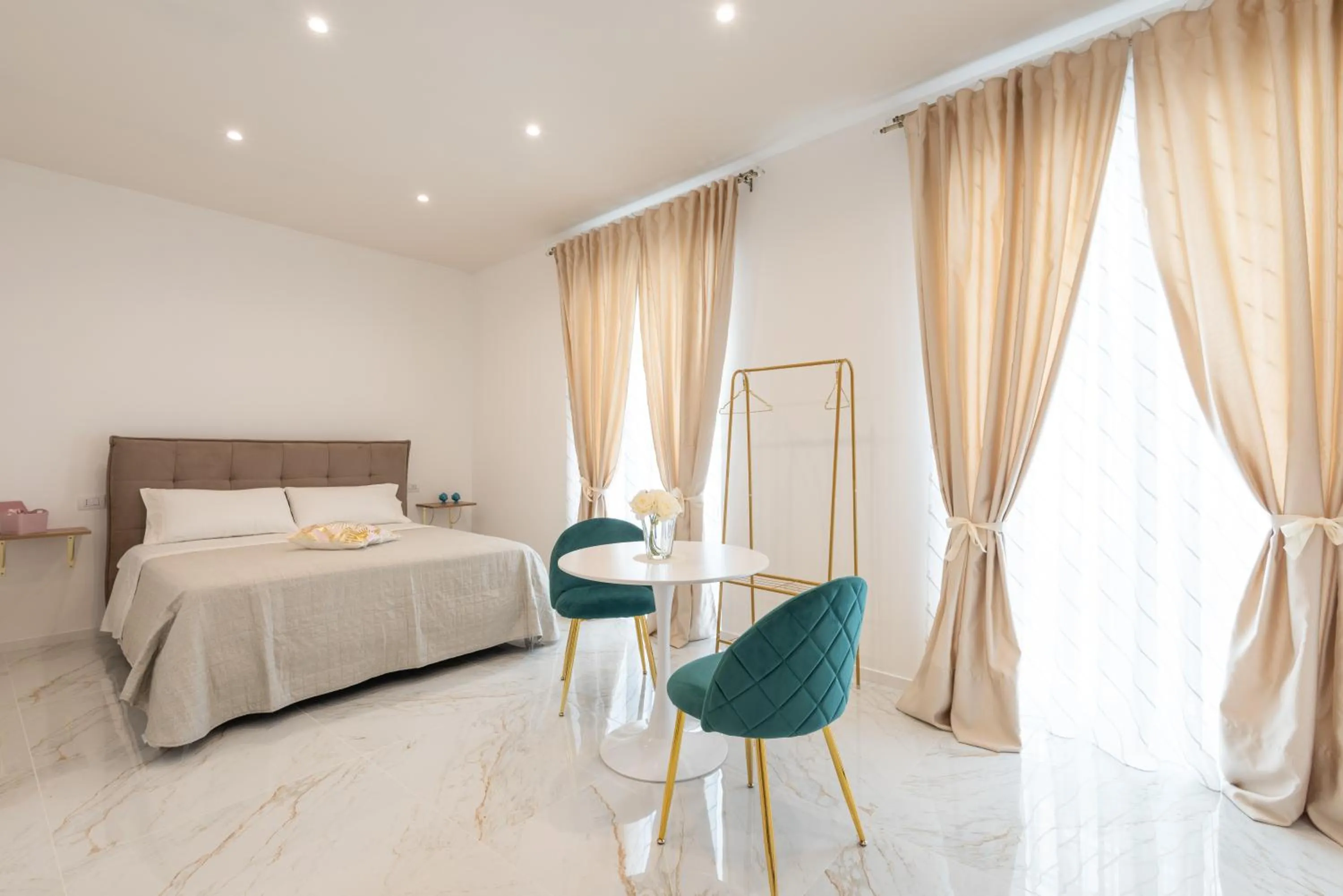 Bedroom, Bed in Quattro Perle