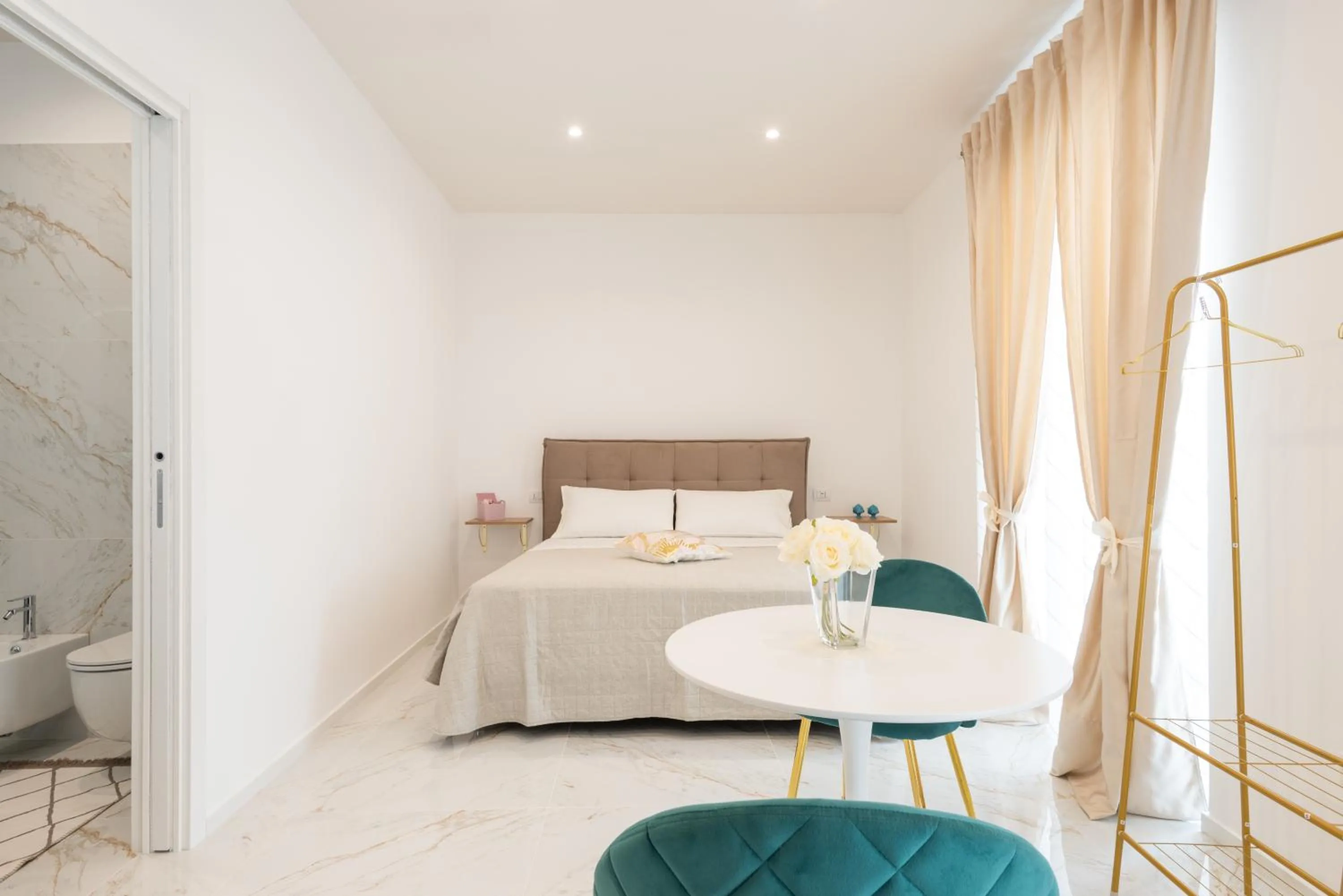 Bedroom, Bed in Quattro Perle