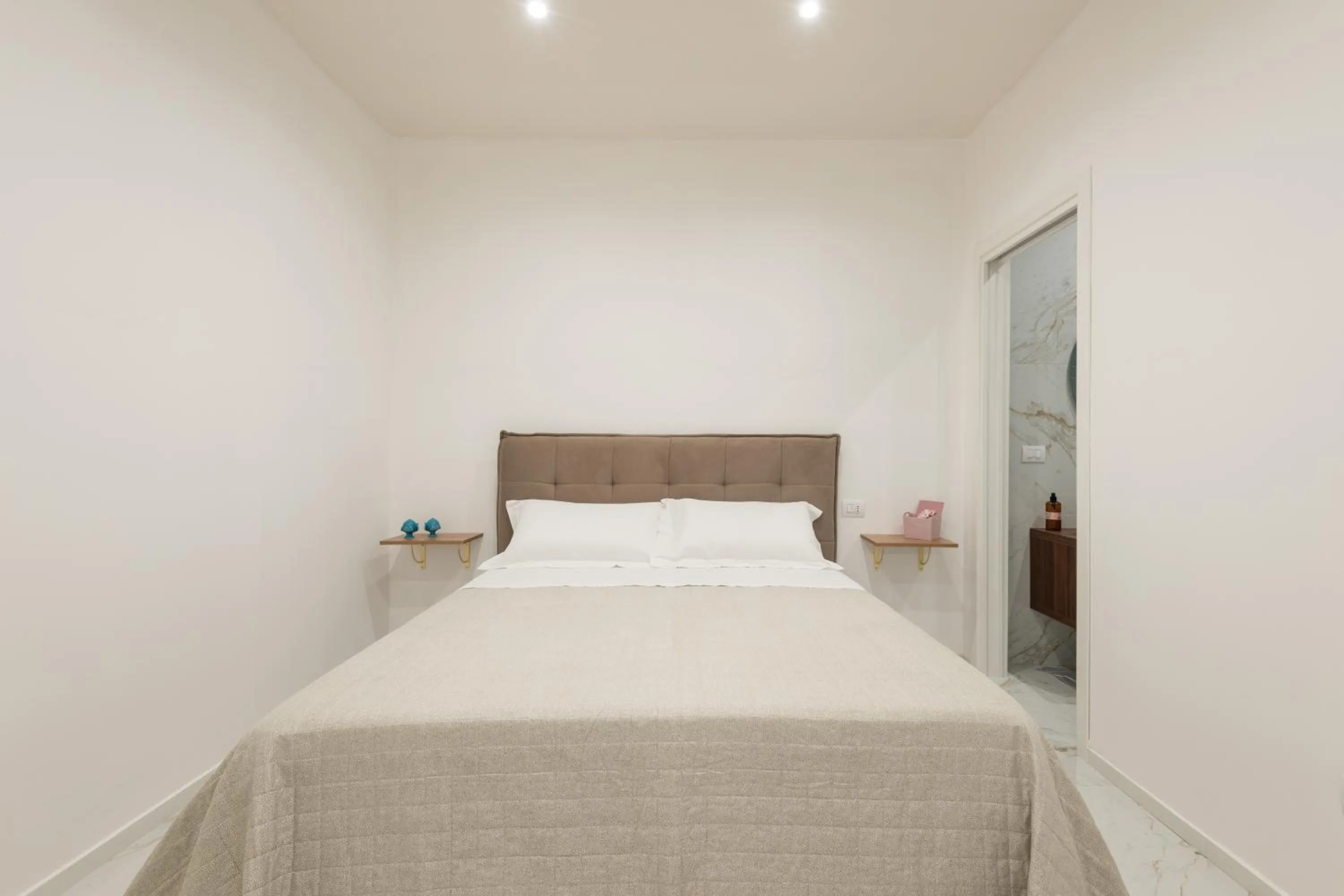 Bedroom, Bed in Quattro Perle