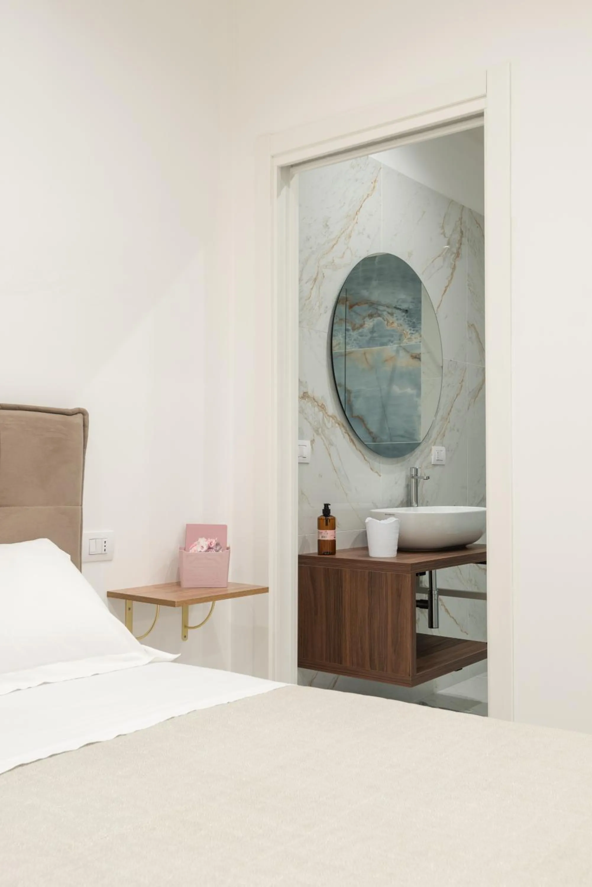 Bedroom, Bed in Quattro Perle