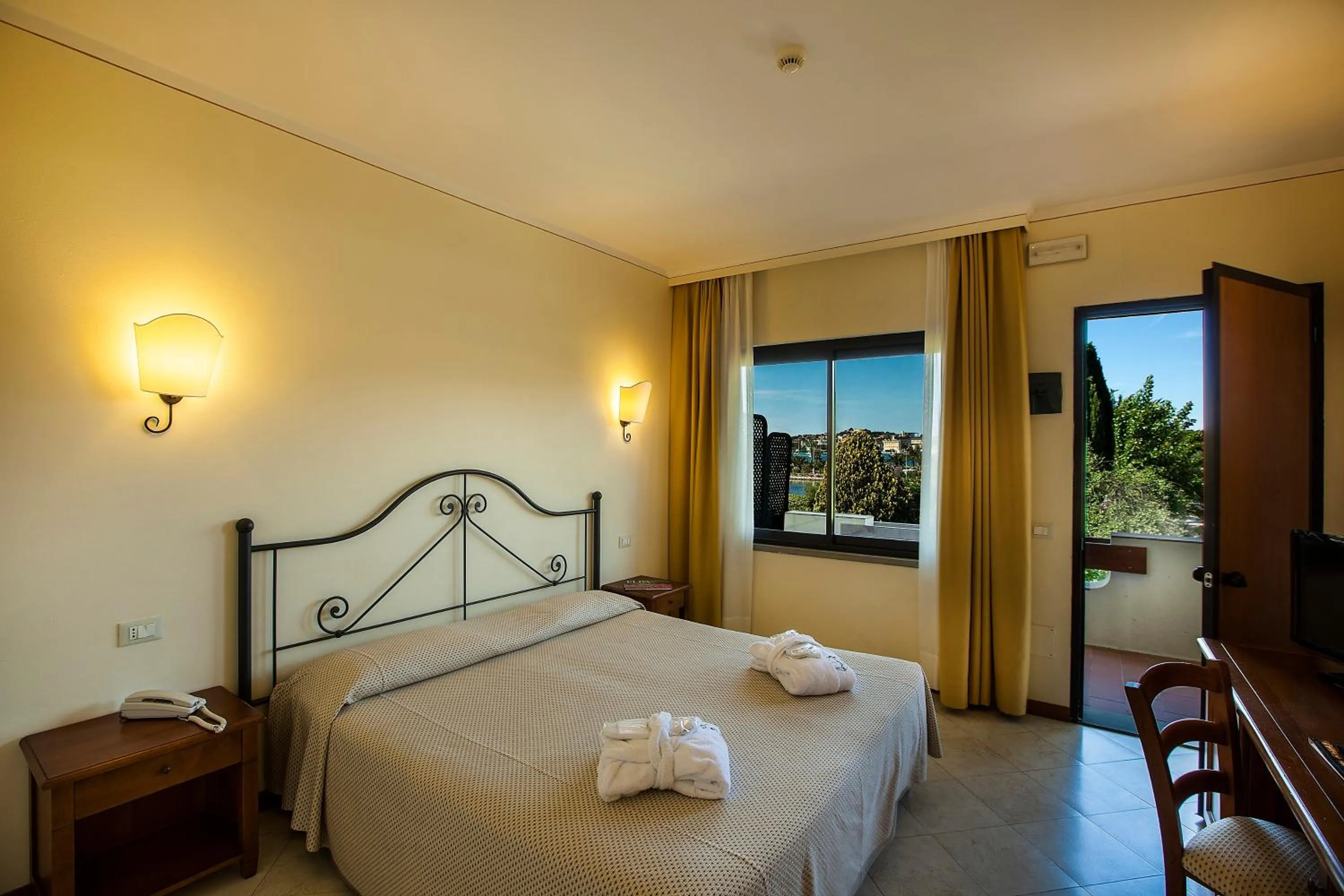 Bedroom, Bed in Hotel Airone isola d'Elba