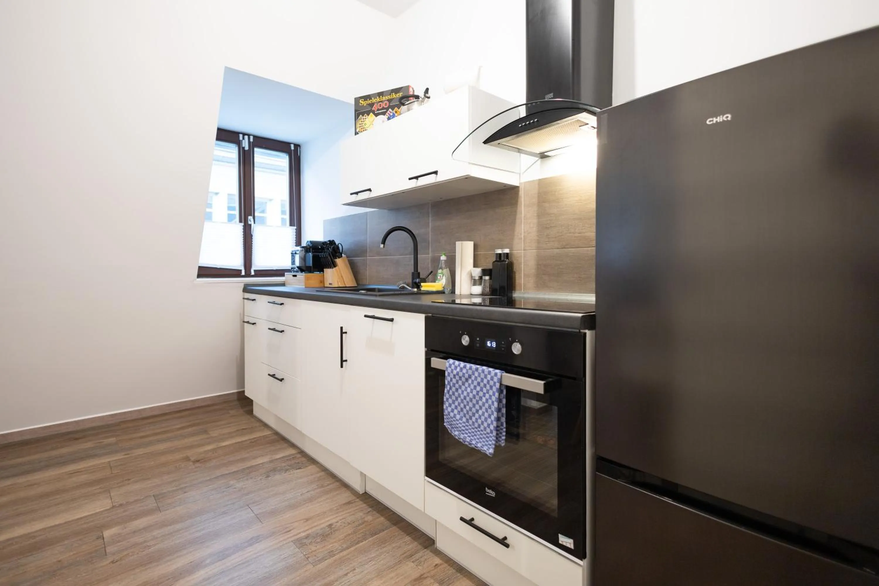 Kitchen or kitchenette in Apartments am Neuen Theater - Altstadt - Zentral - Küche - Wifi - Powered by Ko-Living