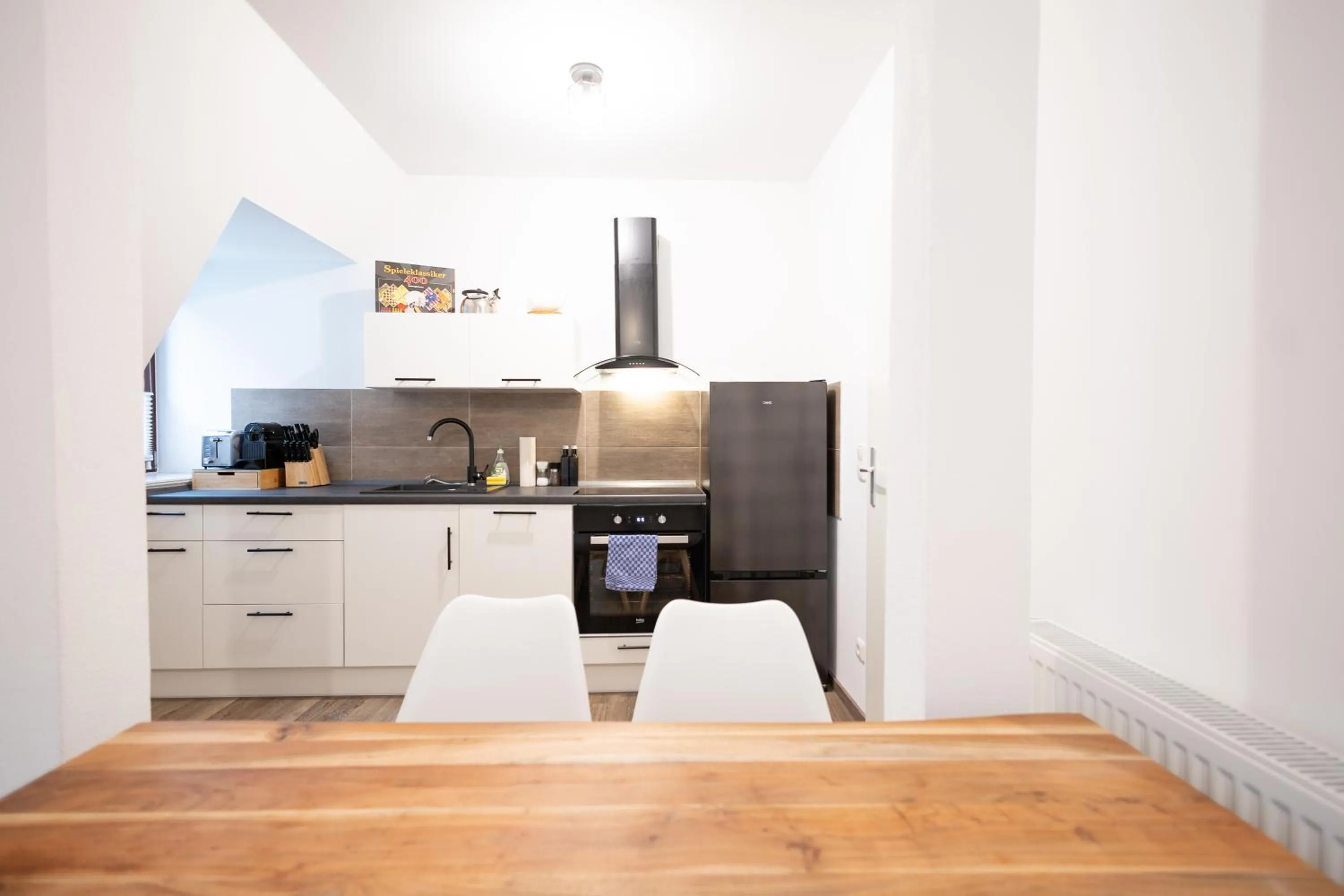 Kitchen or kitchenette in Apartments am Neuen Theater - Altstadt - Zentral - Küche - Wifi - Powered by Ko-Living