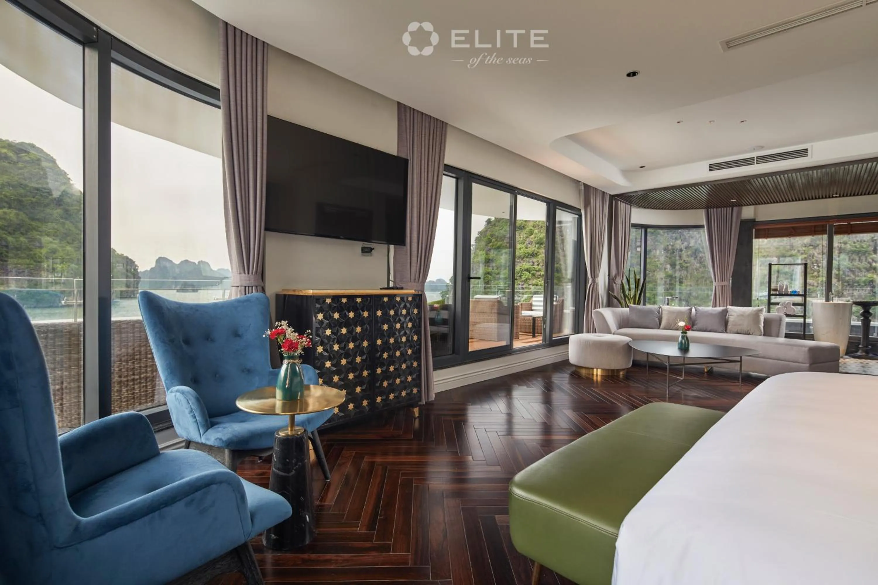 Photo of the whole room, Bed in Elite of the Seas