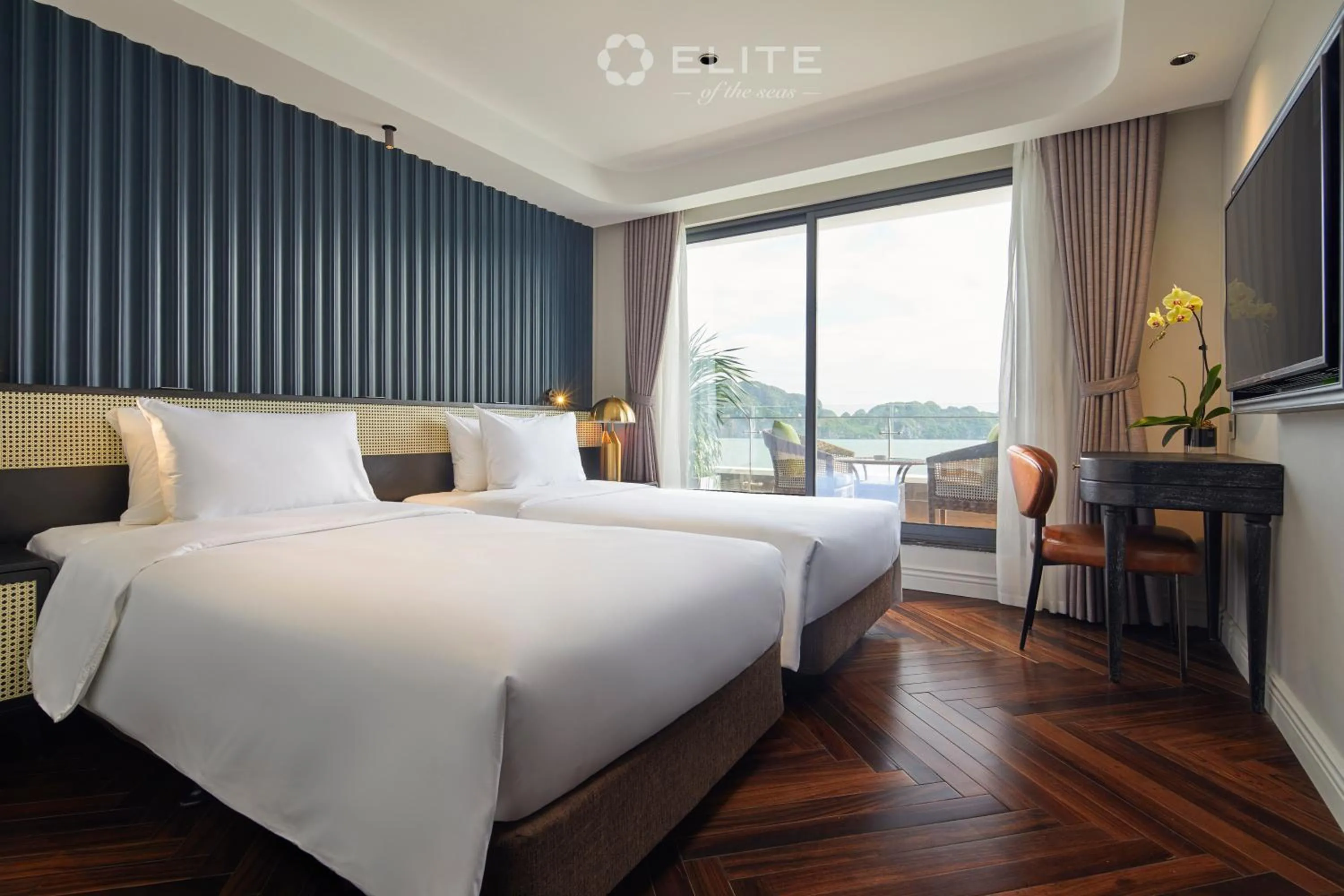 Photo of the whole room, Bed in Elite of the Seas