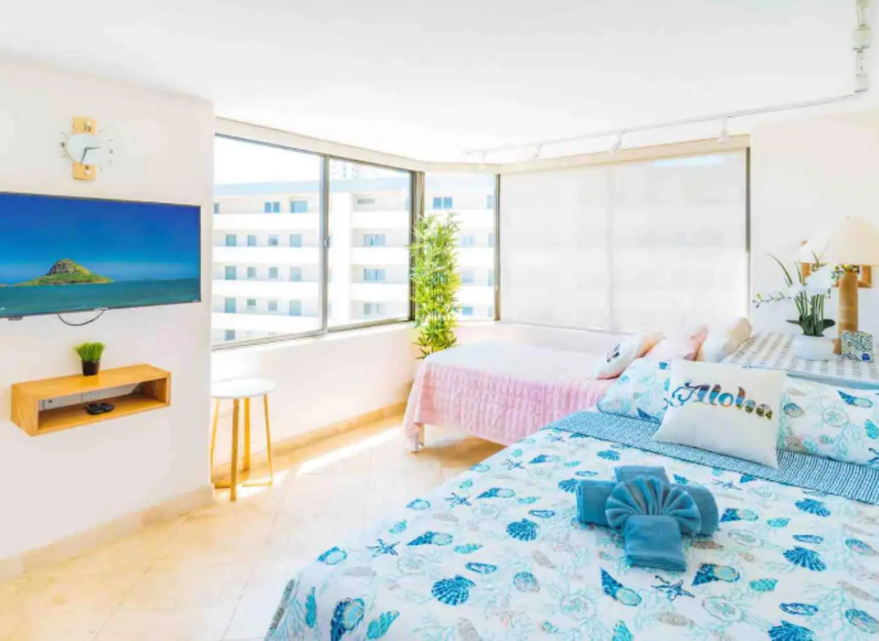 TV and multimedia, Bed in Vacation Apartments in Honolulu Hawaii