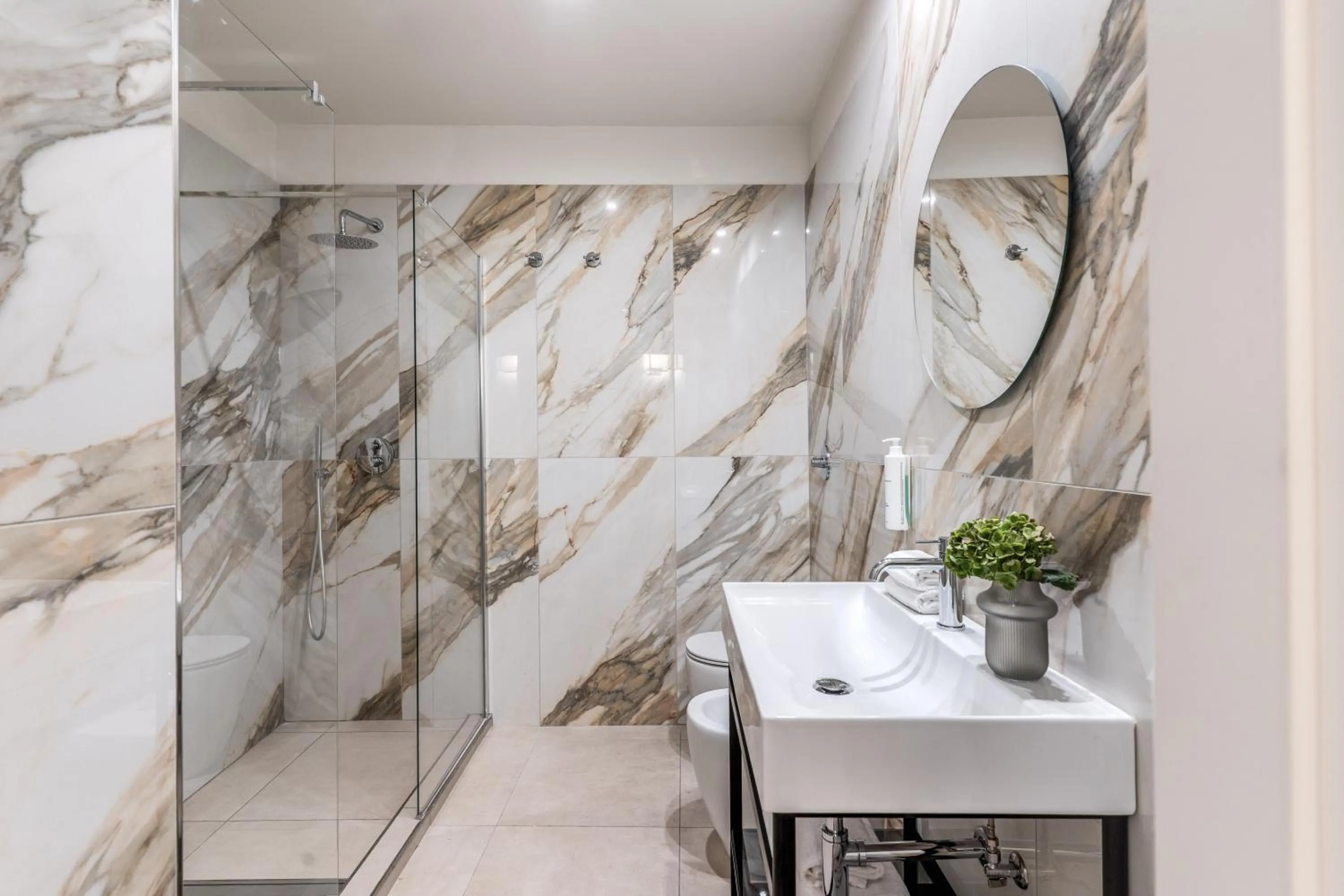 Shower in Hotel Galileo