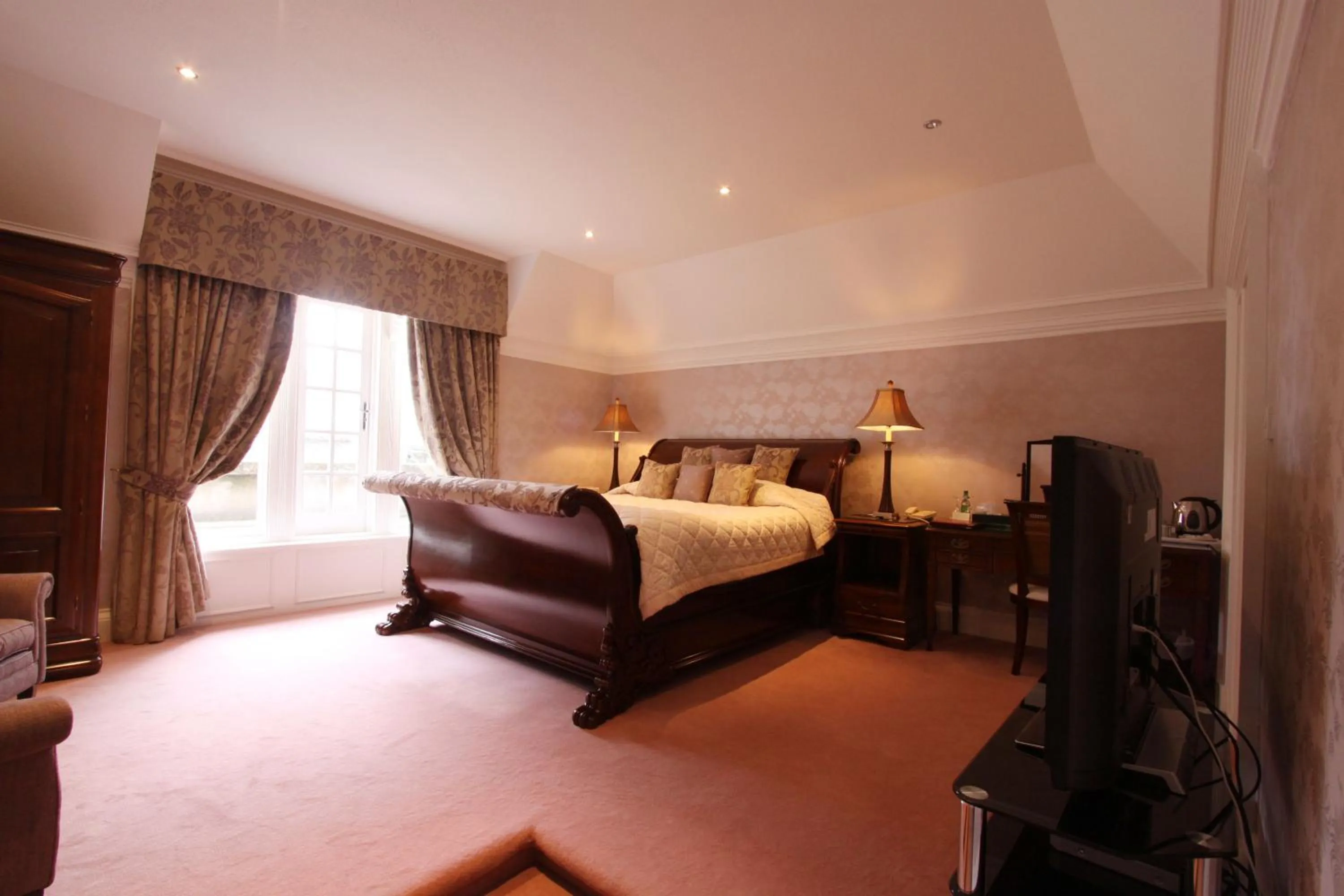 Bed in Mansion House Hotel