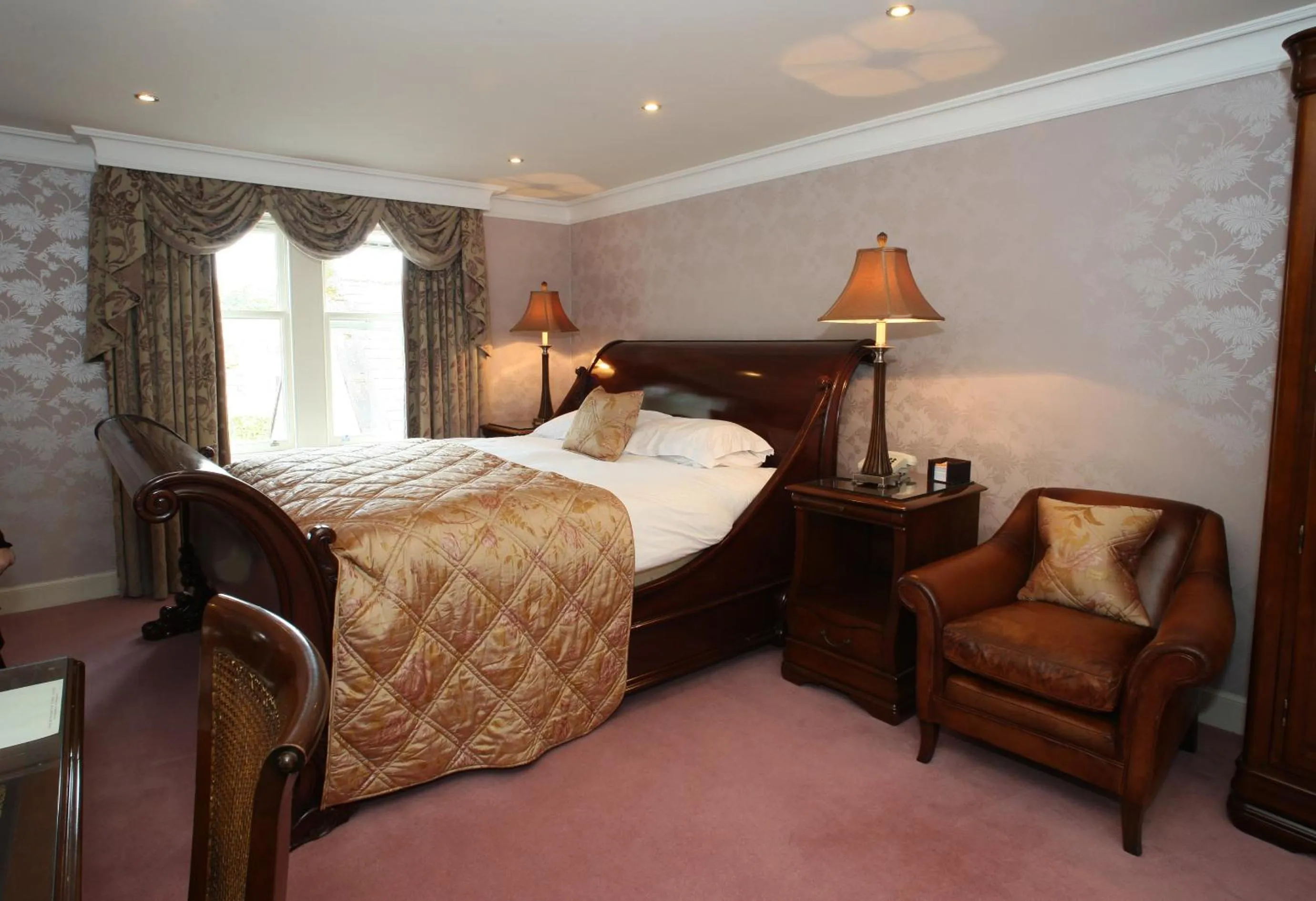 Bed in Mansion House Hotel