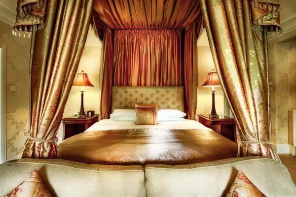 Bed in Mansion House Hotel