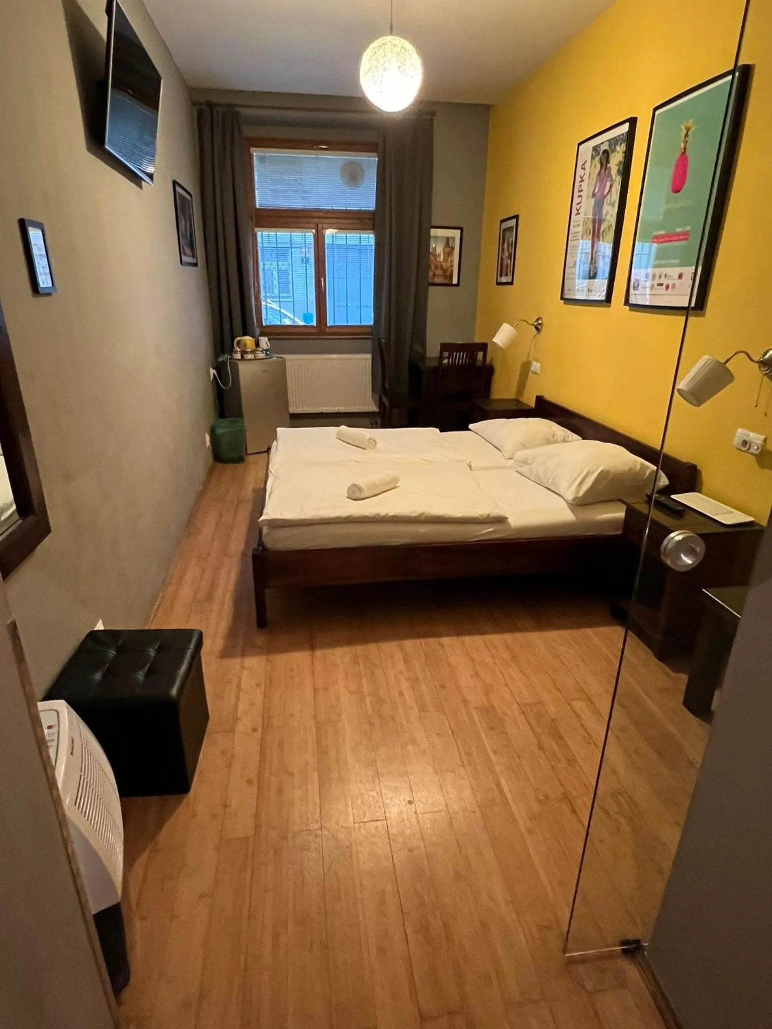 Bedroom, Bed in Central Studios