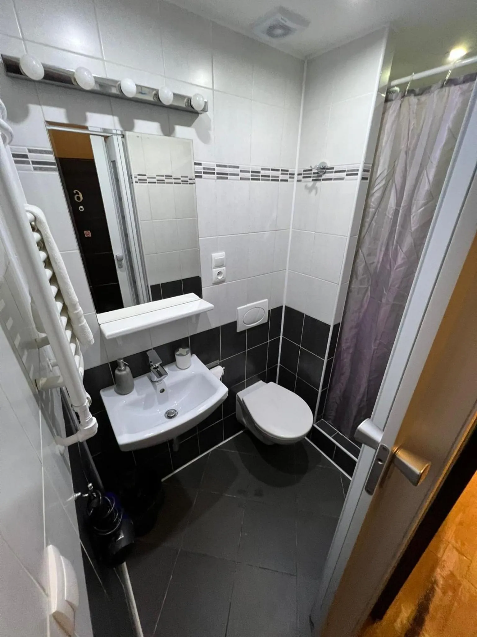 Bathroom in Central Studios