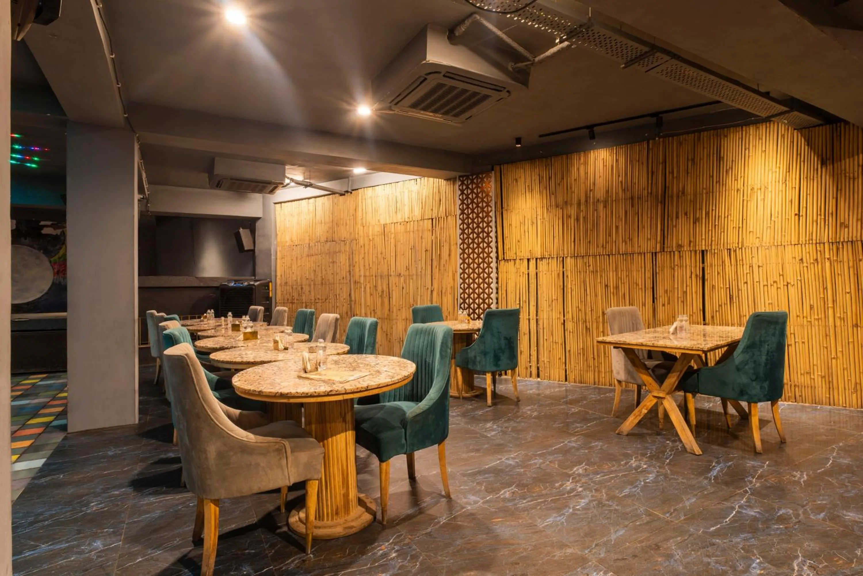 Lounge or bar in Treebo The Mountain Deer Valley Near PGI