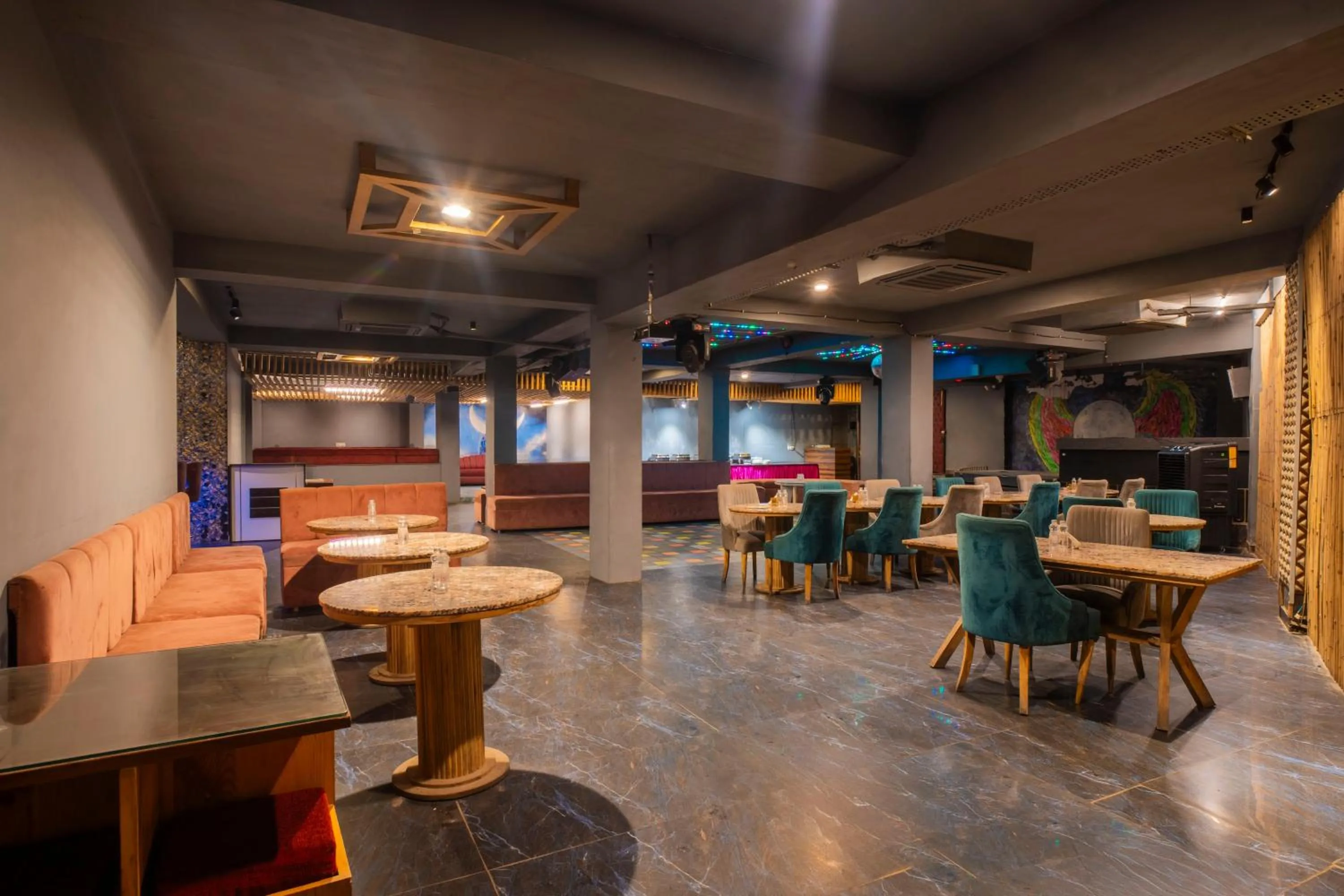 Lounge or bar in Treebo The Mountain Deer Valley Near PGI