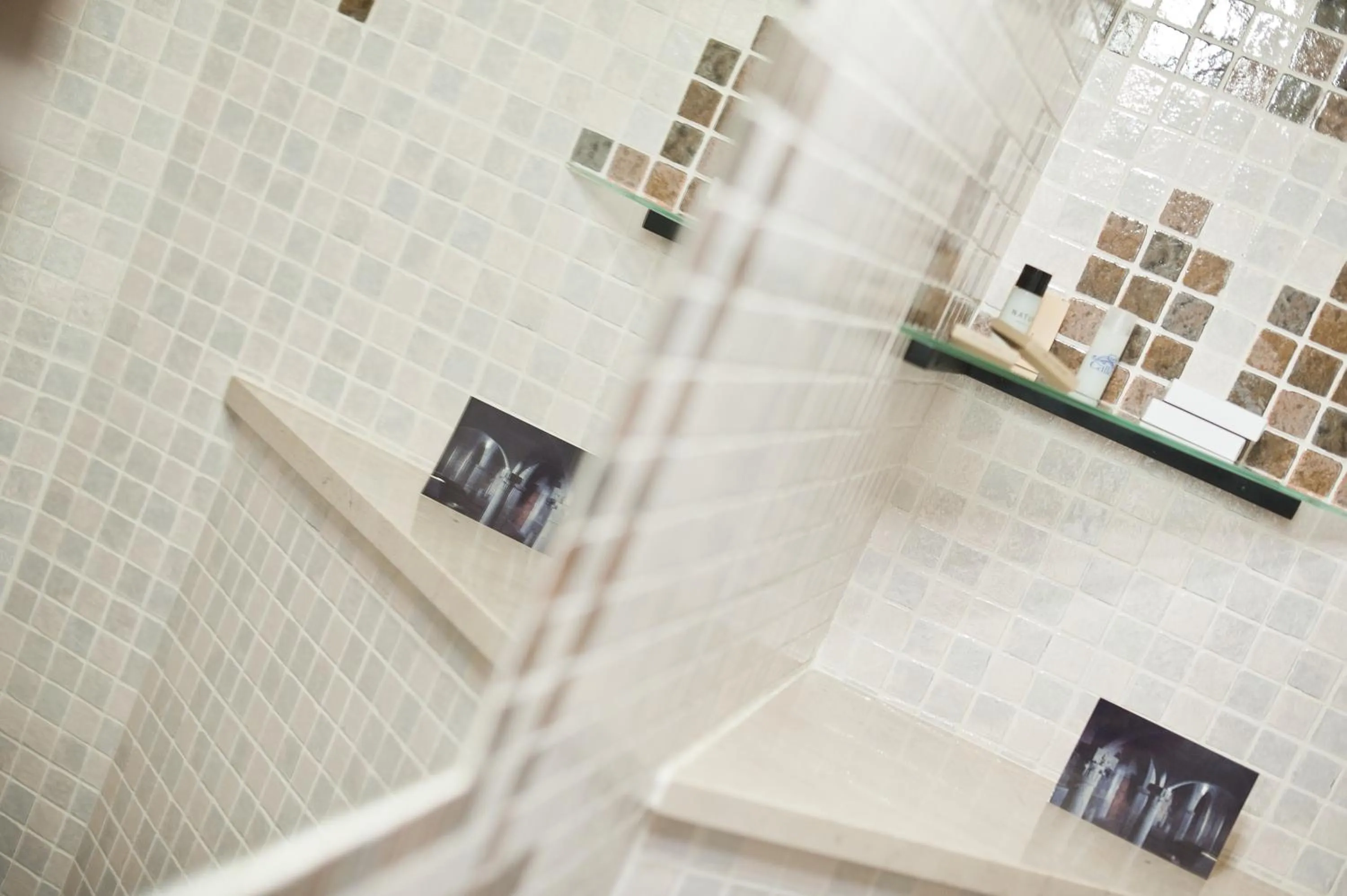 Shower in Hotel Scilla