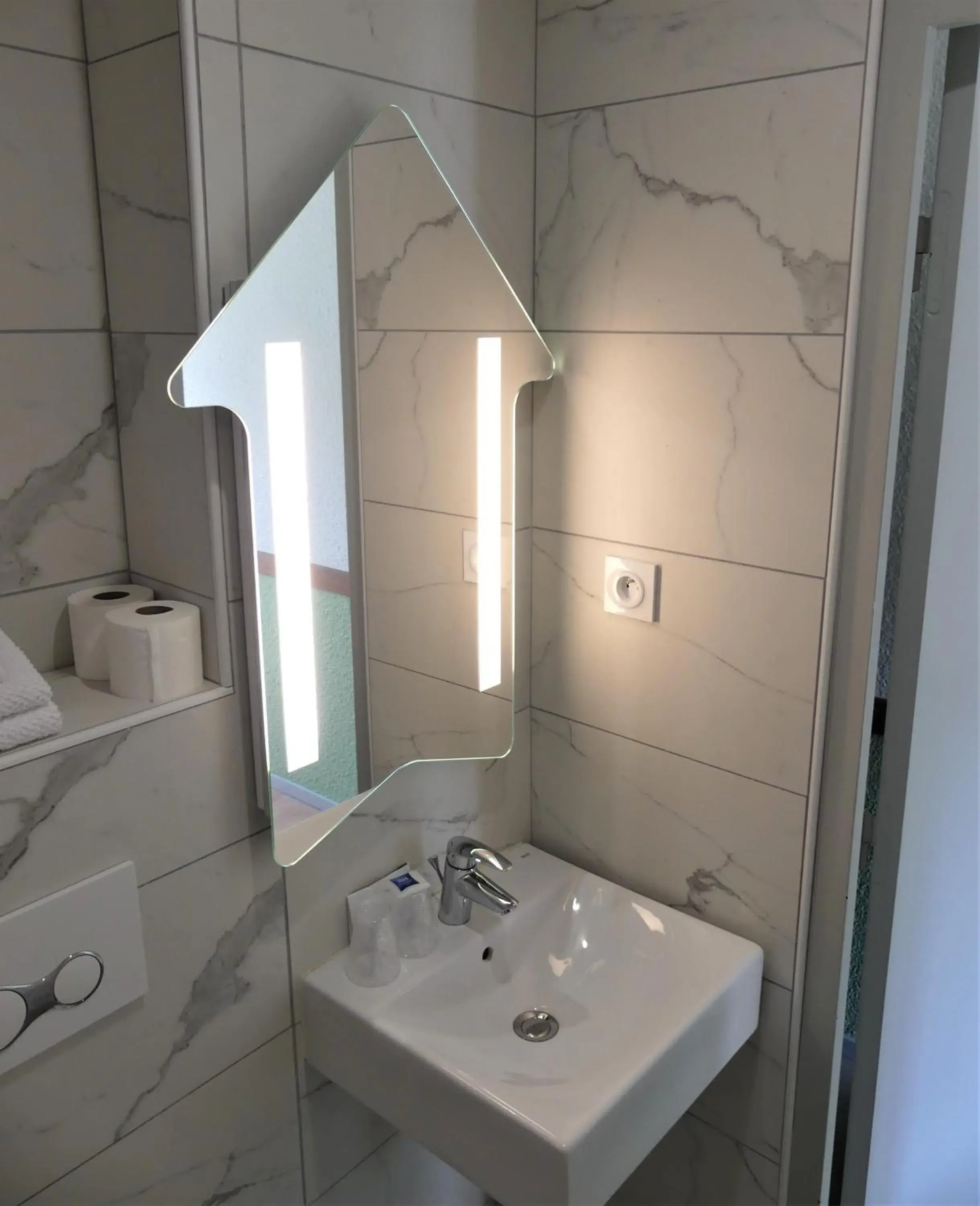 Triple Room with a Double Bed and a Single Bed in Ibis budget Brest Sud Plougastel - Hôtel rénové Triple Room with a Double Bed and a Single Bed in Ibis budget Brest Sud Plougastel - Hôtel rénové