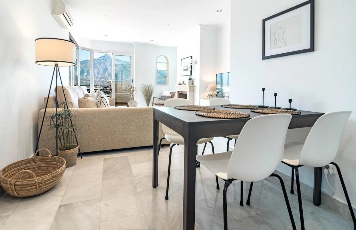 SAM2.4I- Cozy apartment walking distance to beach
