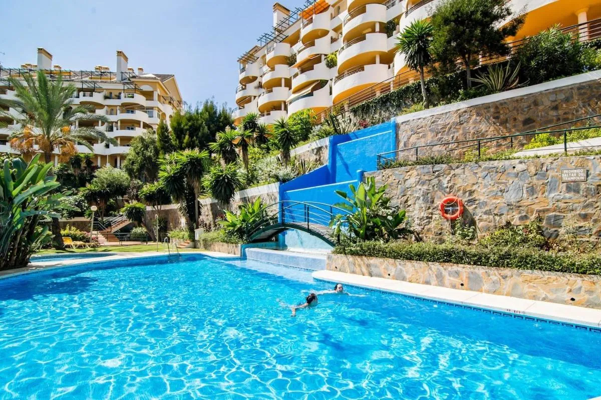 SAM2.4I- Cozy apartment walking distance to beach
