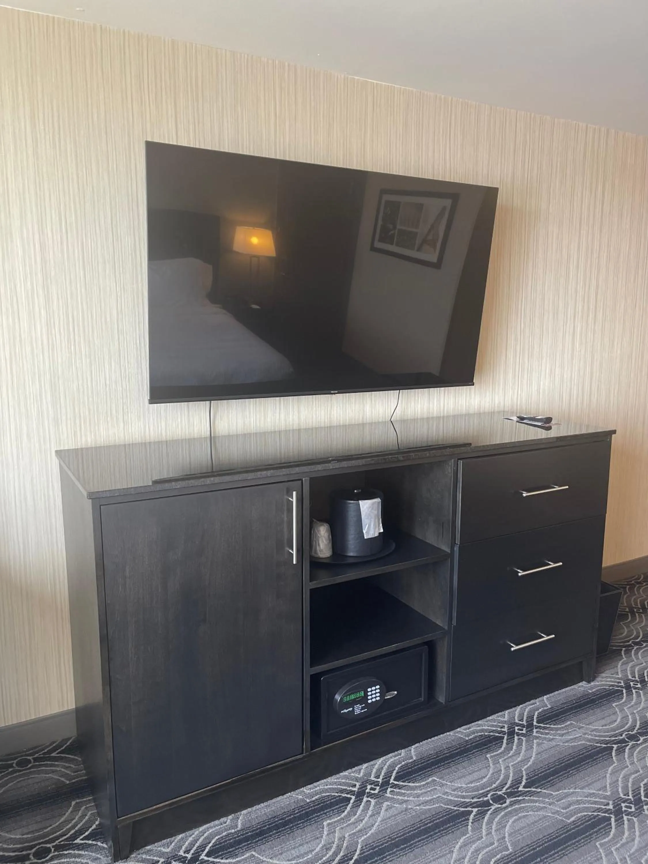 TV and multimedia in Grand Resort Hotel - Mt Laurel - Philadelphia
