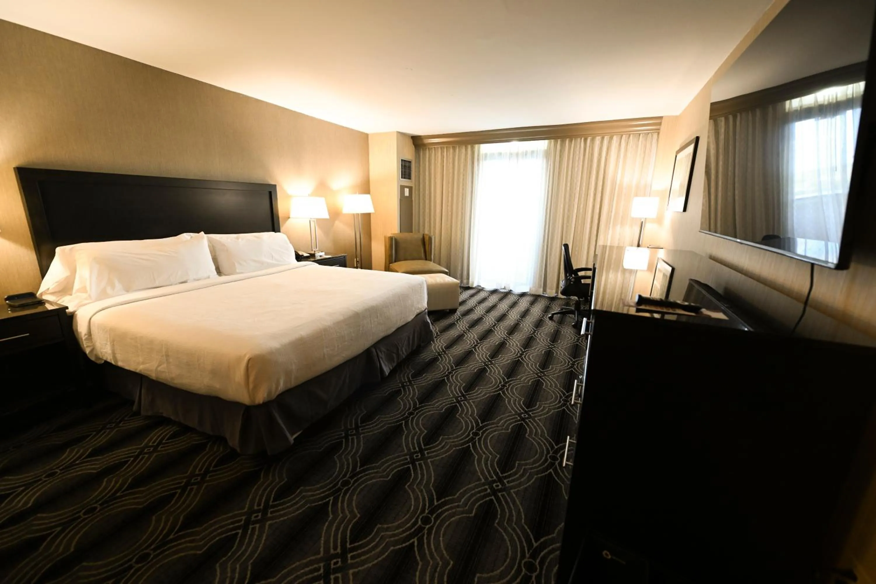 Bedroom, Bed in Grand Resort Hotel - Mt Laurel - Philadelphia