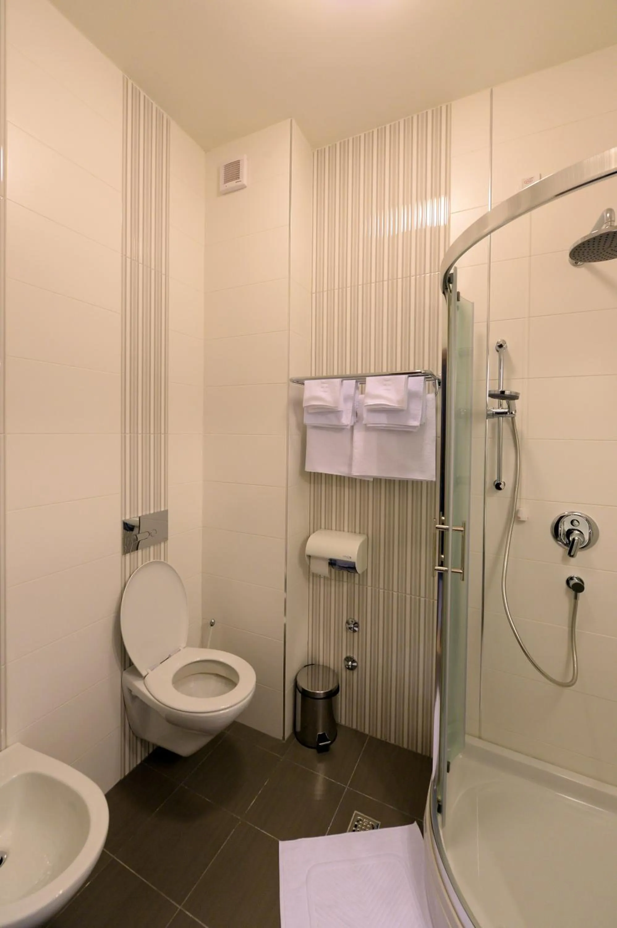 Shower in Hotel Majdan