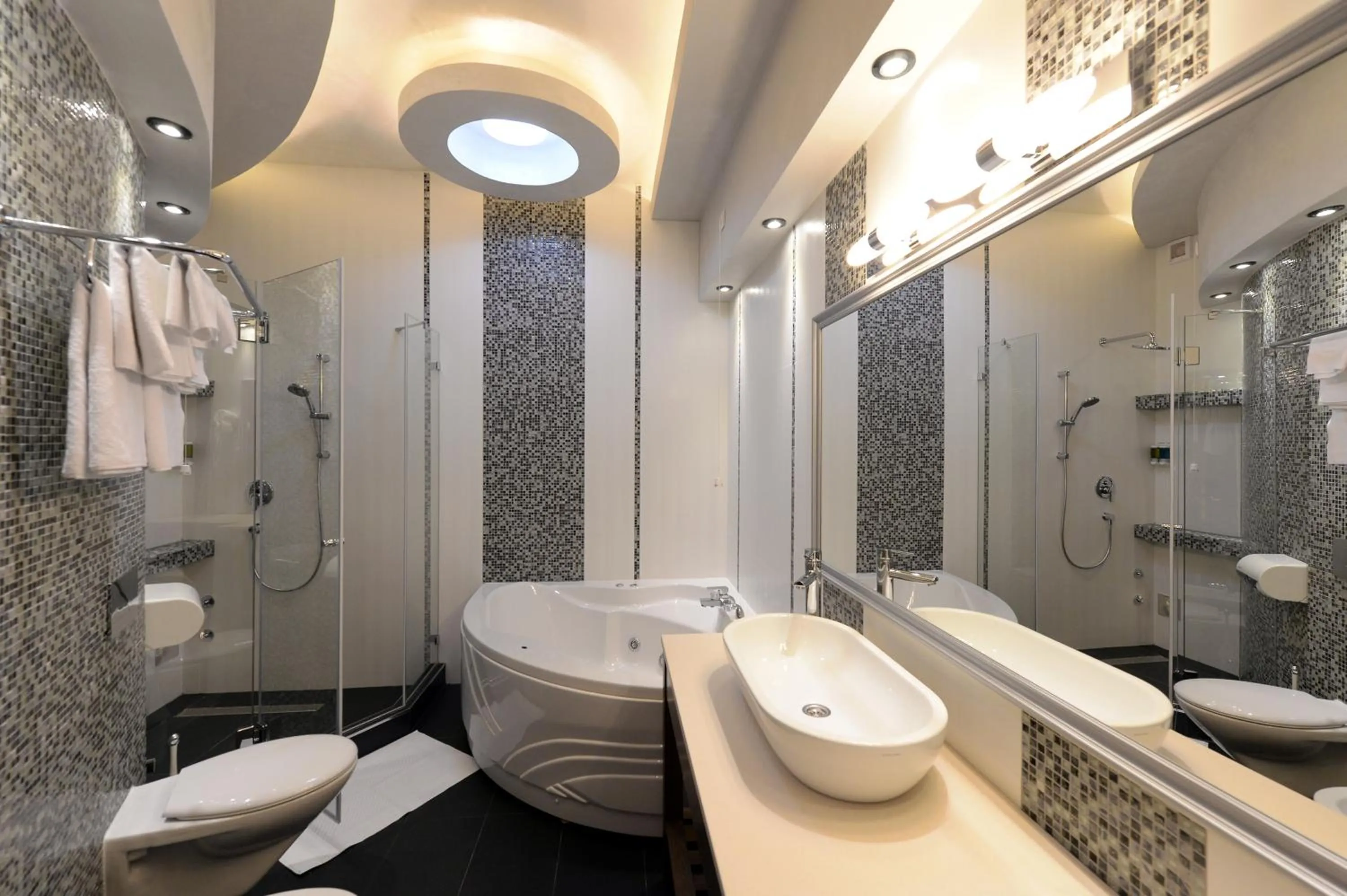 Shower in Hotel Majdan