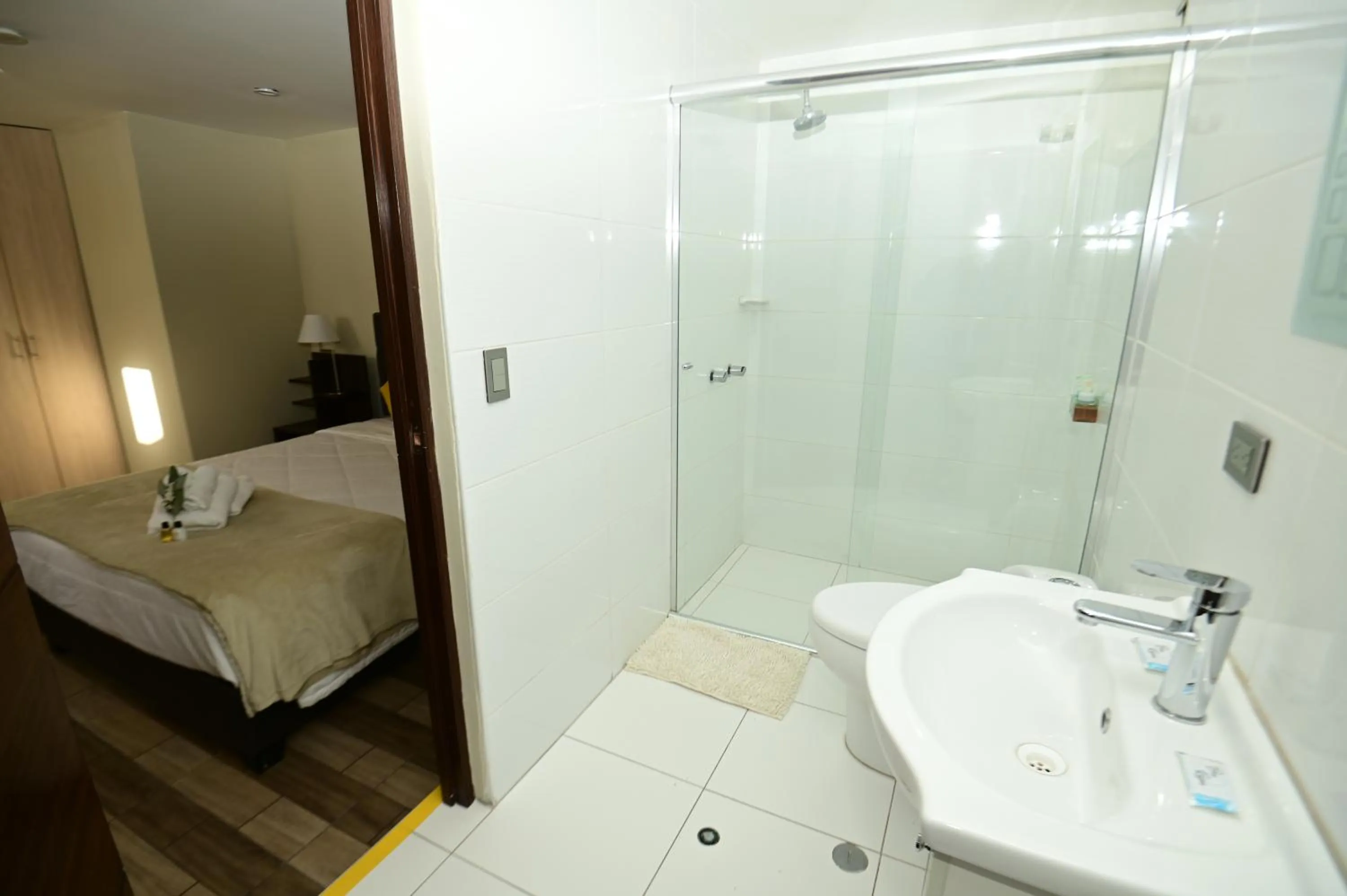 Shower, Bed in Bon Repos Boutique