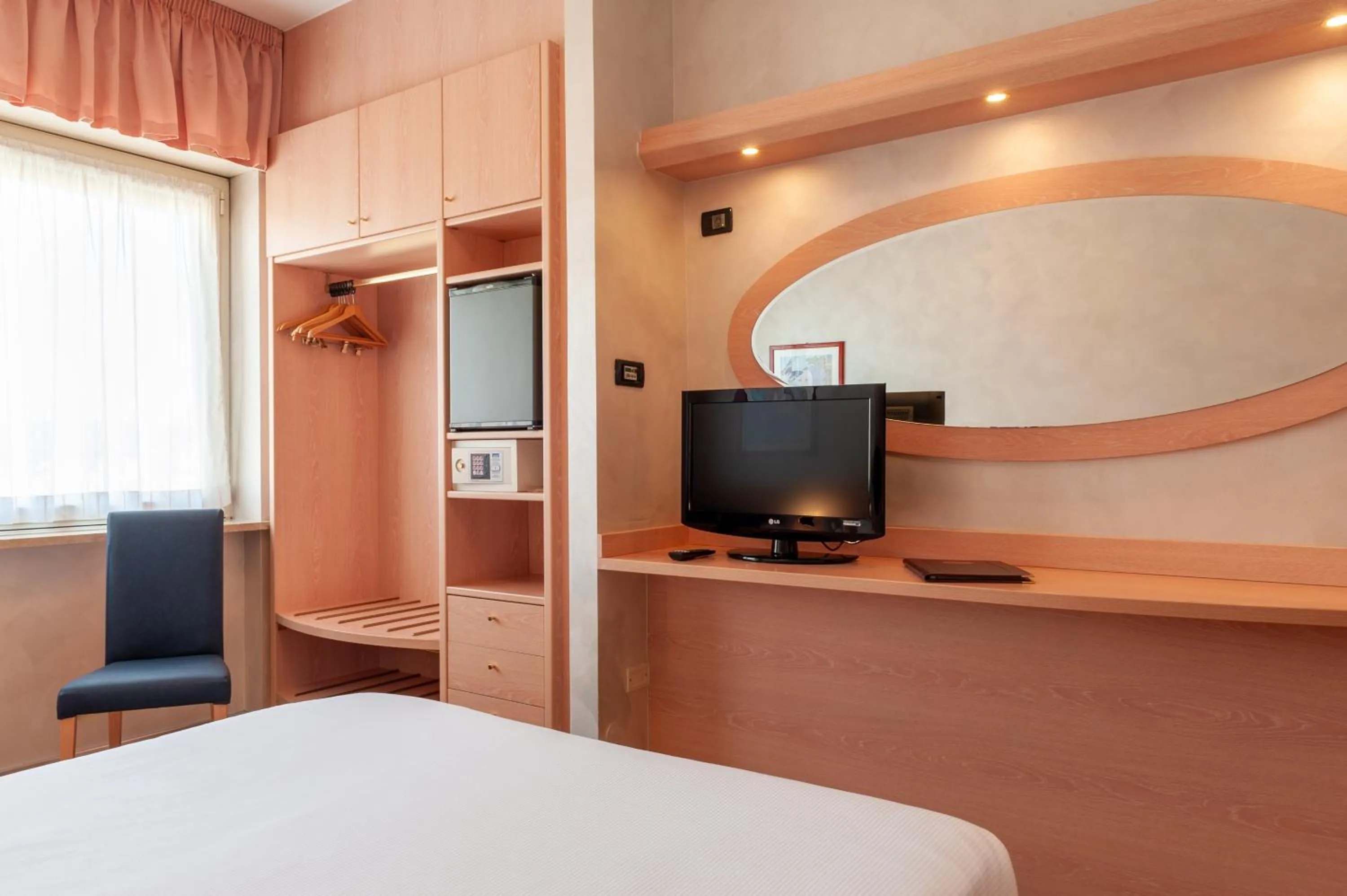 Photo of the whole room, Bed in Augustus Hotel