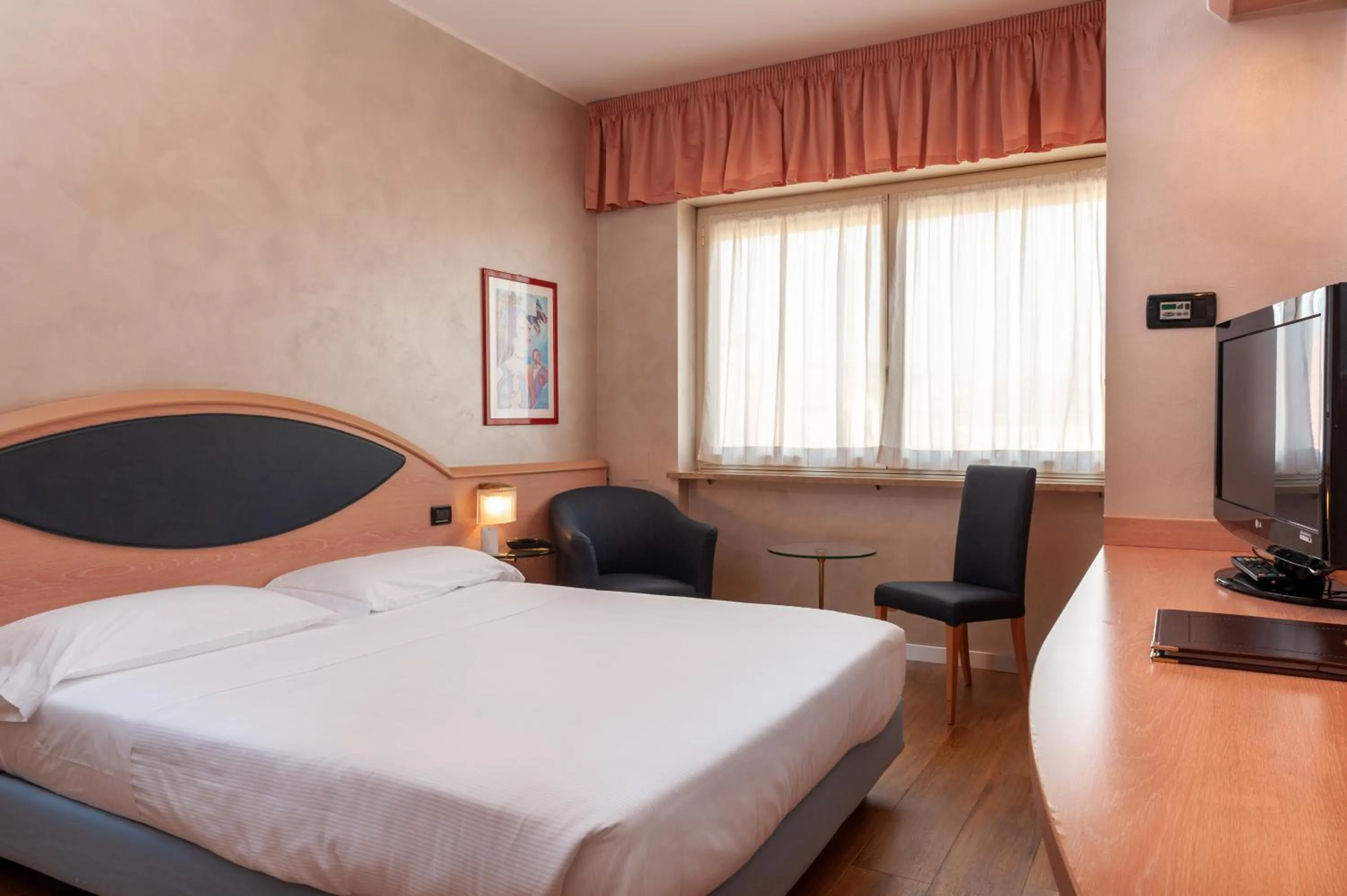 Photo of the whole room, Bed in Augustus Hotel