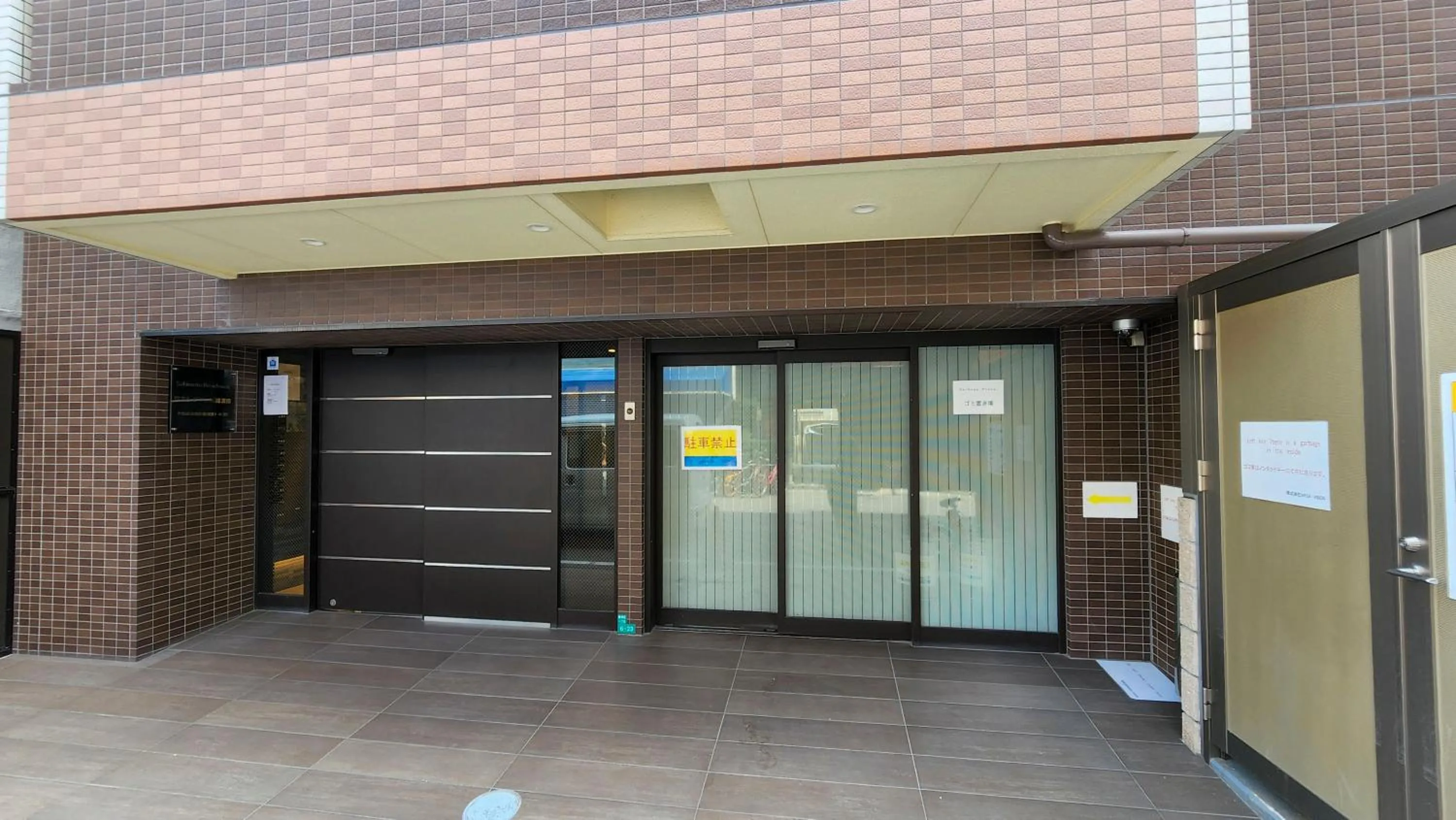 Facade/entrance in Sakimoto Residence Namba Minami