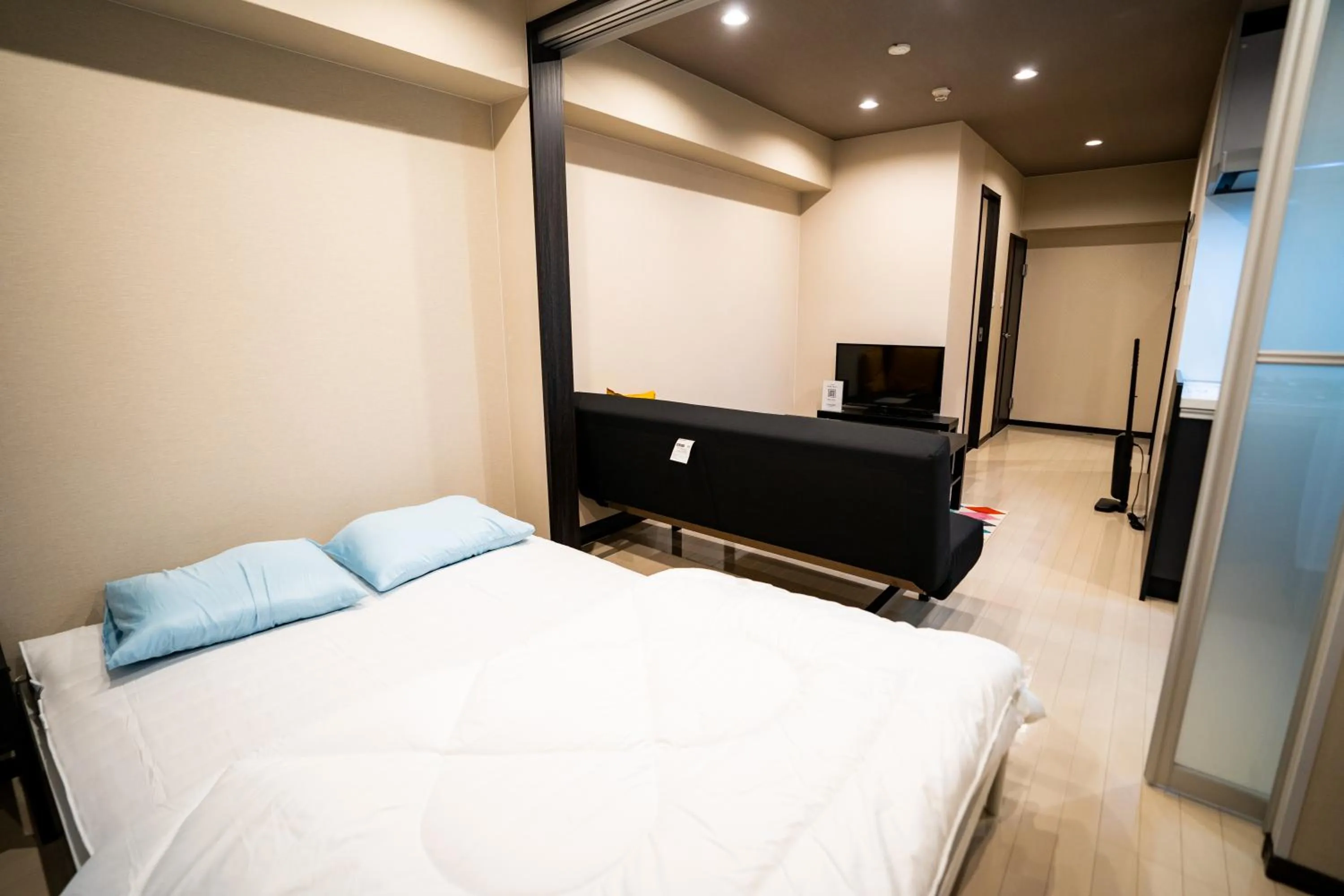 Seating area, Bed in Sakimoto Residence Namba Minami