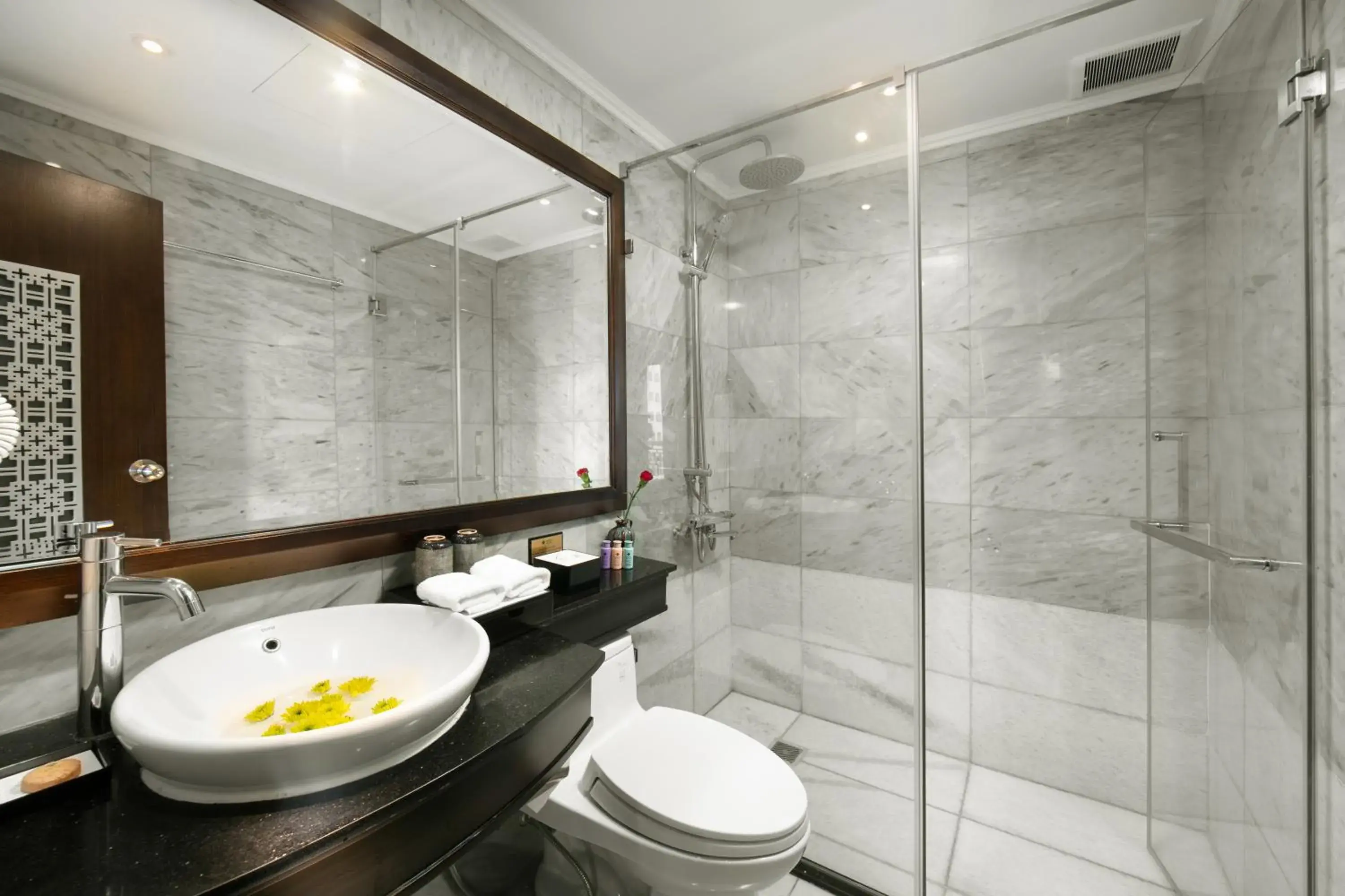 Junior Suite Balcony Street View in HOTEL du LAC Hanoi Junior Suite Balcony Street View in HOTEL du LAC Hanoi