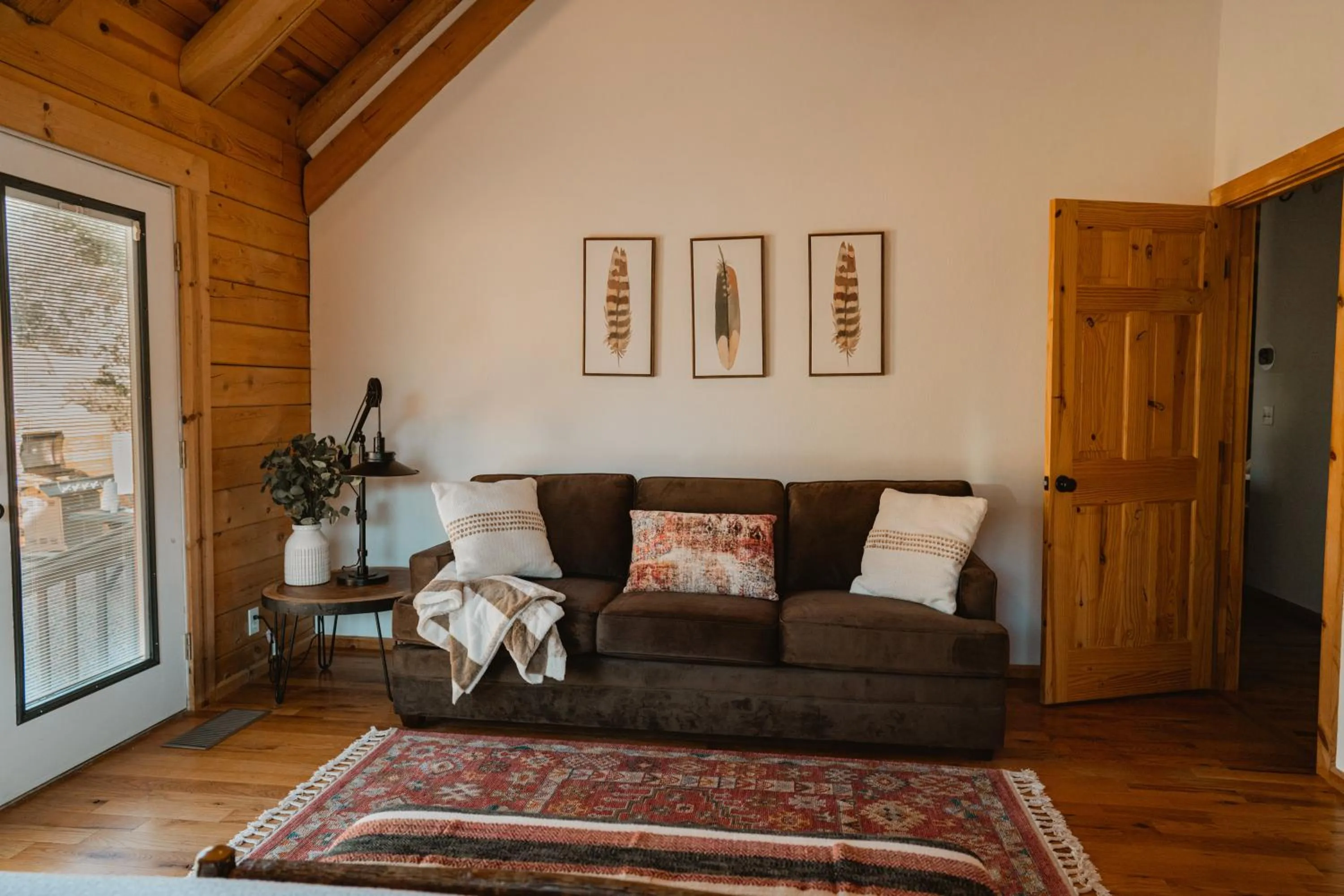 Seating area in Scenic View Timber Lodge HotTub by Casa Oso