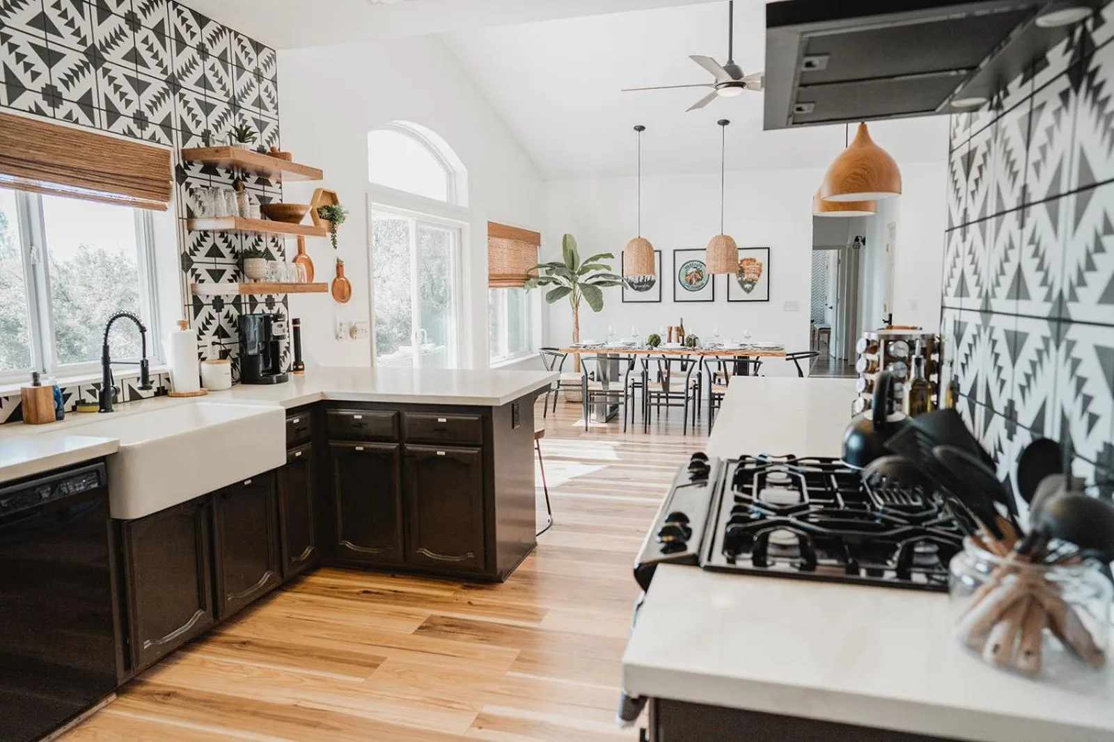 Kitchen or kitchenette in Sunset Glow Hidden Meadow BBQ HotTub by Casa Oso