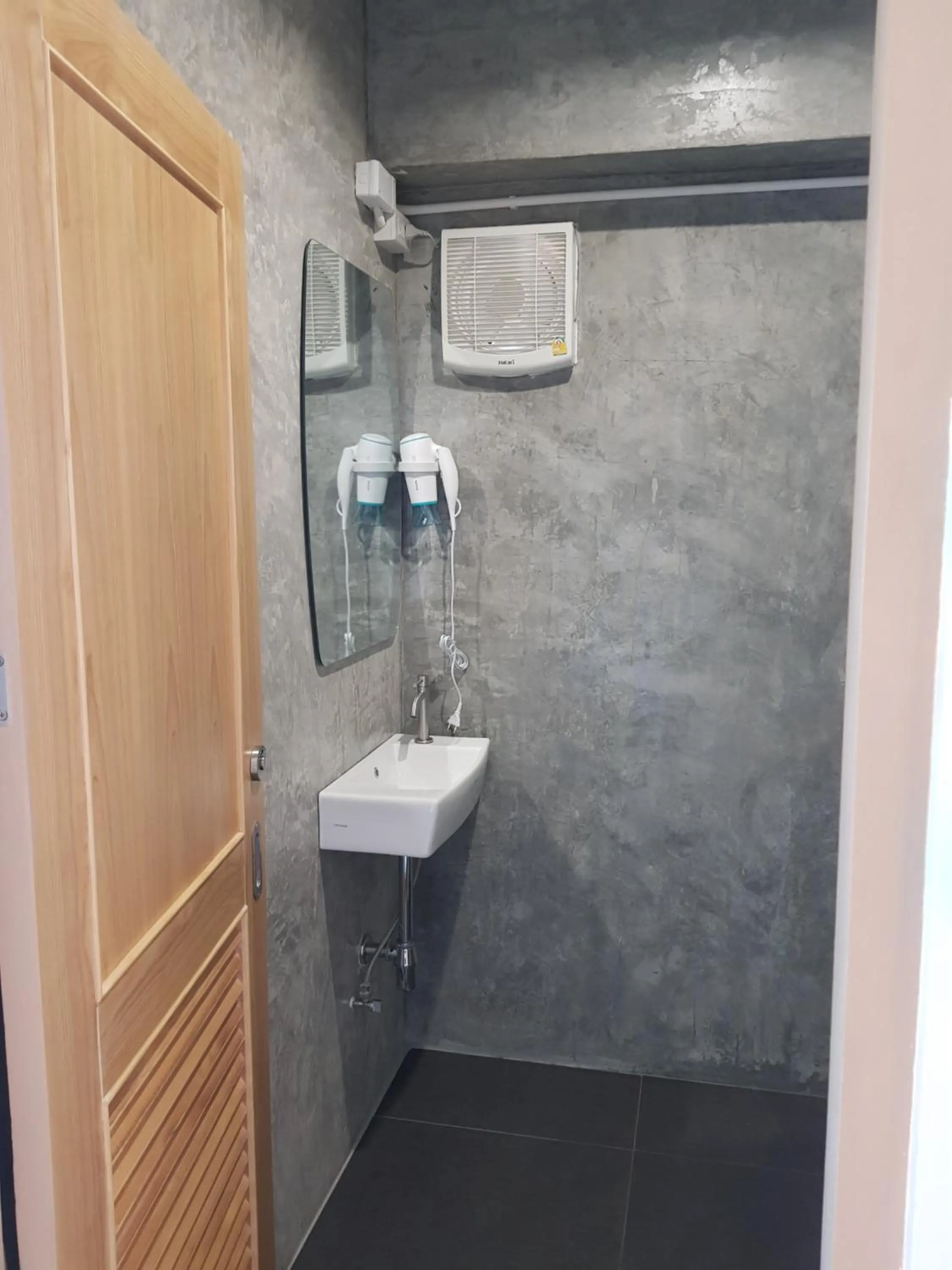 Shower in SLEEP TO FLY HOTEL & HOSTEL suvarnabhumi airport