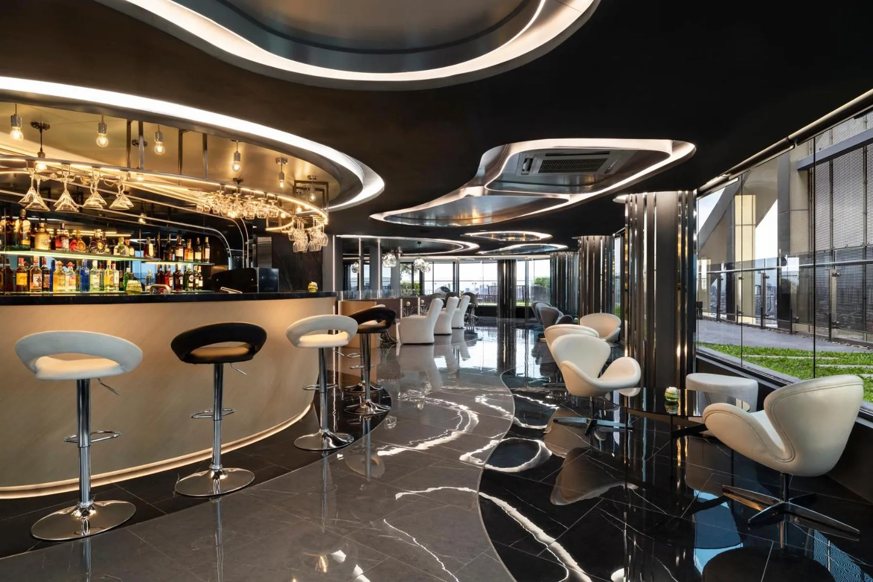 Lounge or bar in Oakwood Suites Tiwanon Bangkok