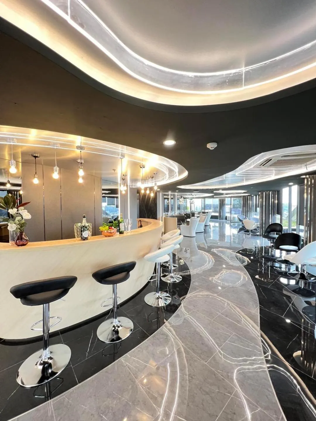 Lounge or bar in Oakwood Suites Tiwanon Bangkok