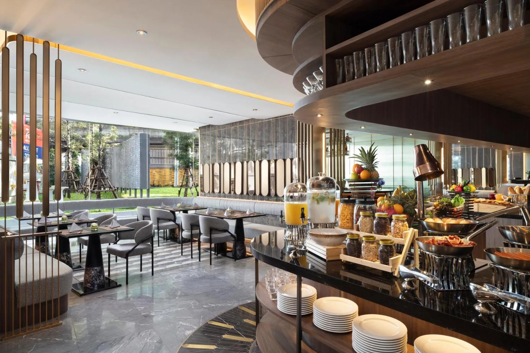 Restaurant/places to eat in Oakwood Suites Tiwanon Bangkok
