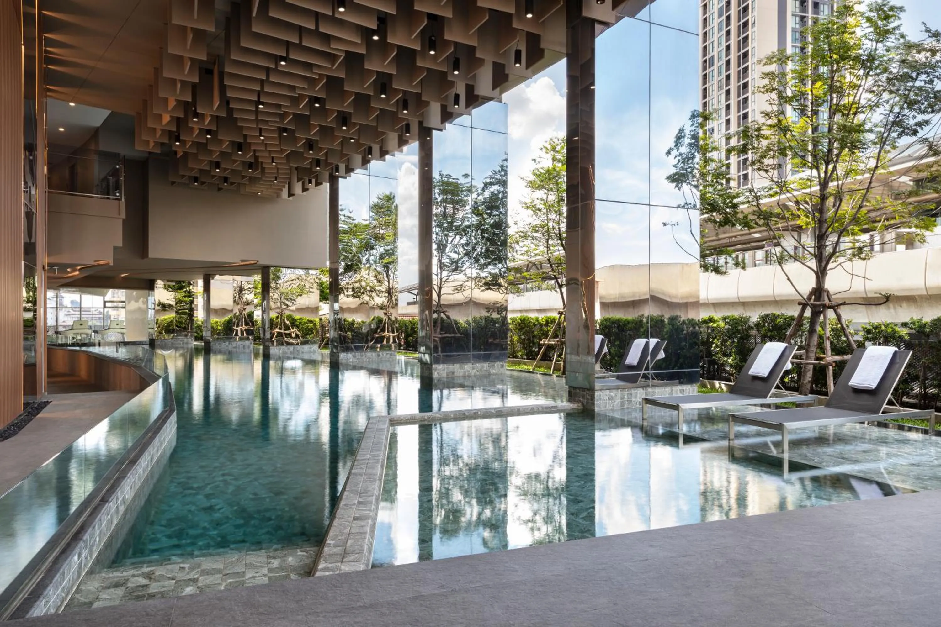 Swimming pool in Oakwood Suites Tiwanon Bangkok