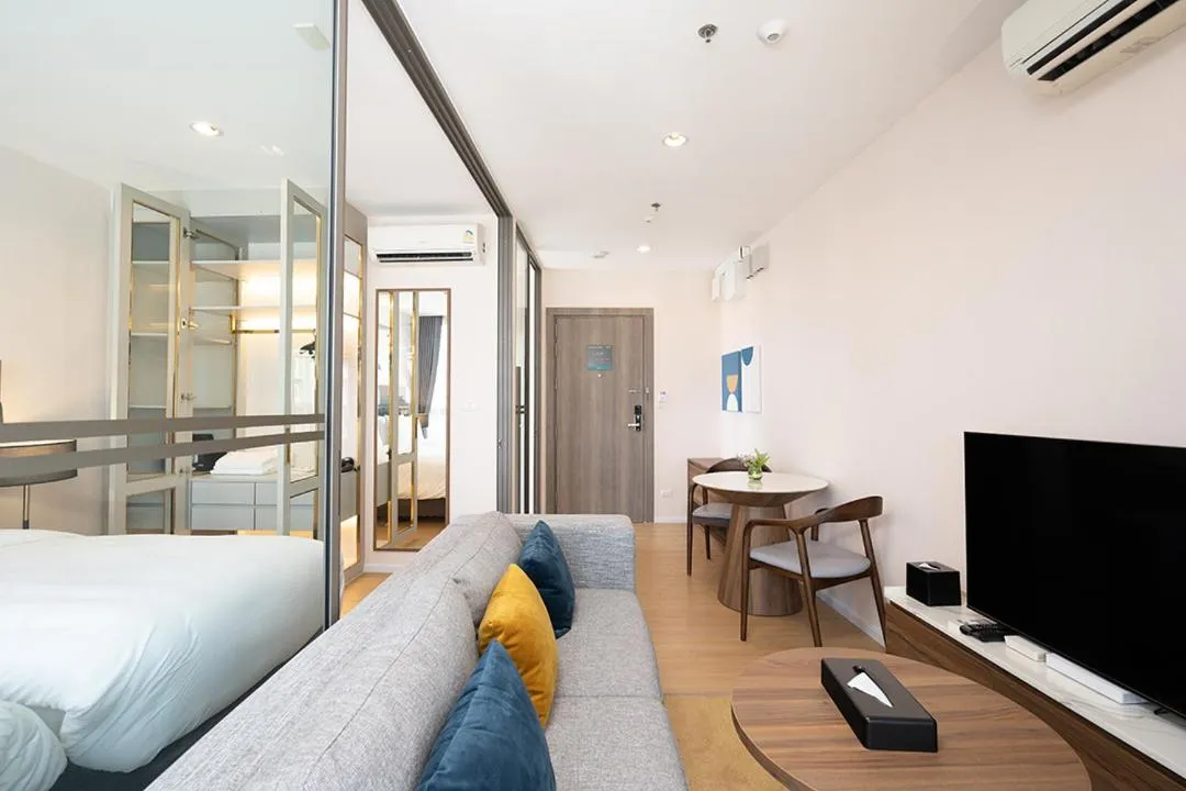 Living room, Bed in Oakwood Suites Tiwanon Bangkok